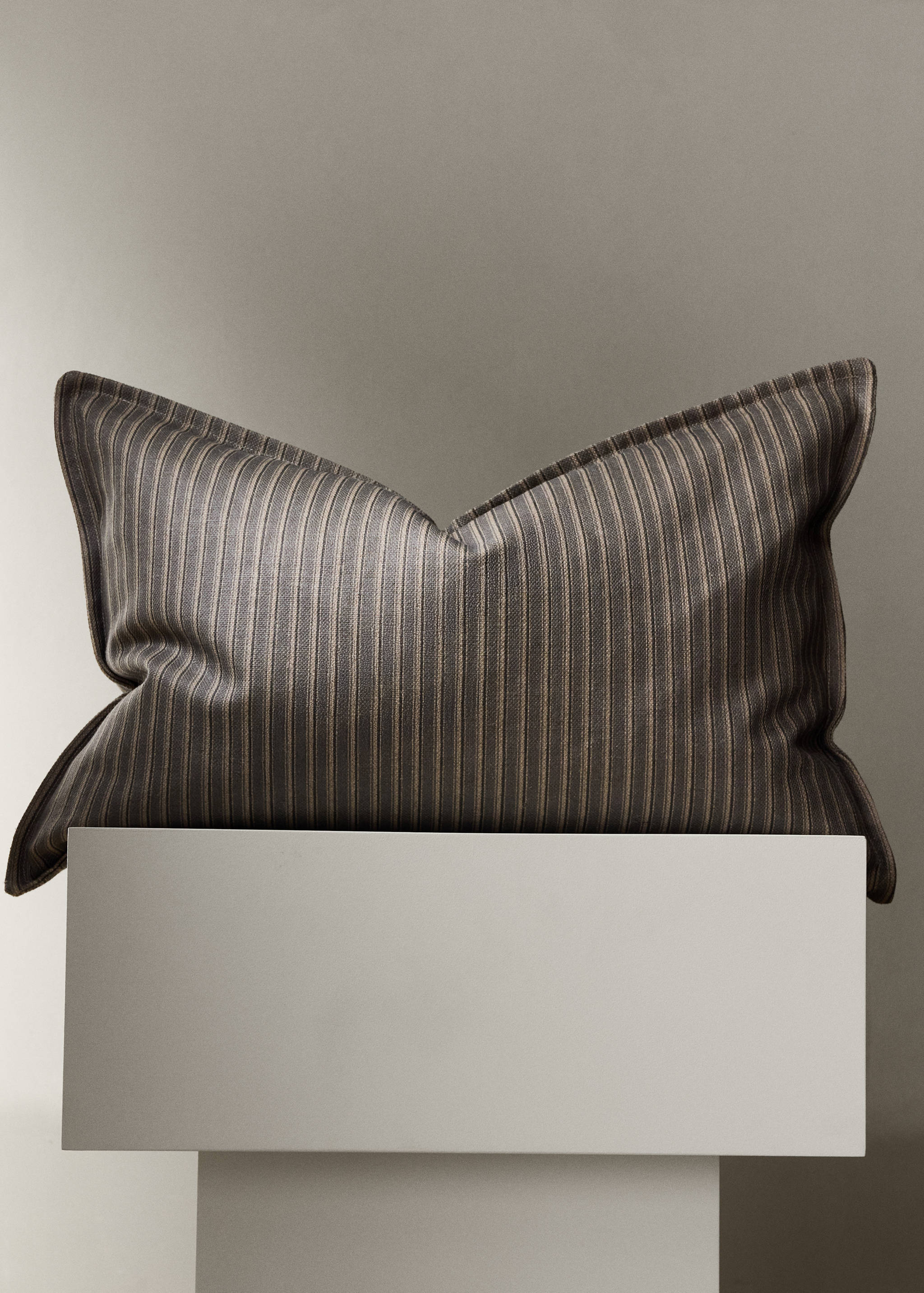 Linen cotton cushion cover with topstitching 40x60 cm - General plane