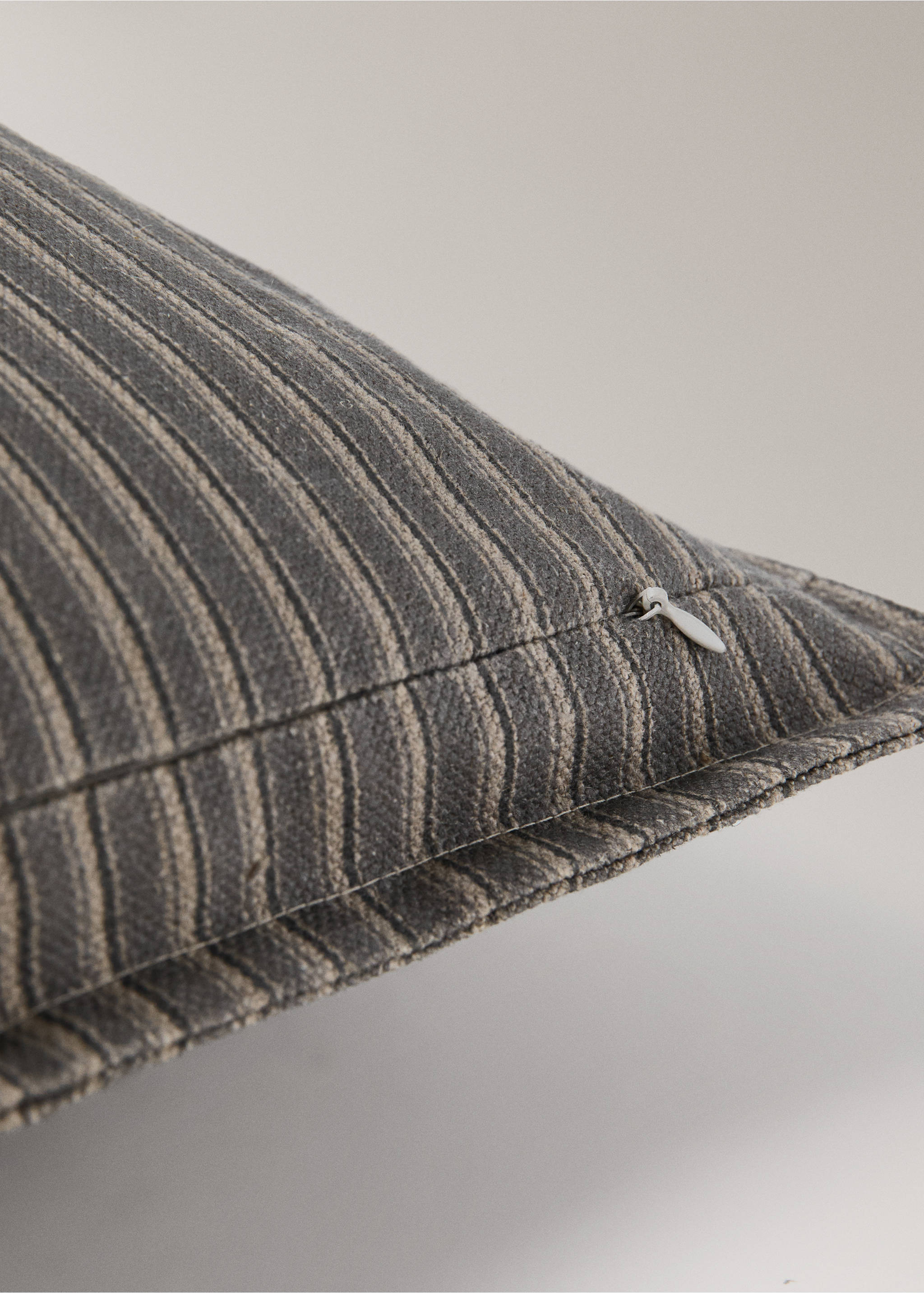 Linen cotton cushion cover with topstitching 40x60 cm - Details of the article 2, Grey. Ref: 37022573-00.
