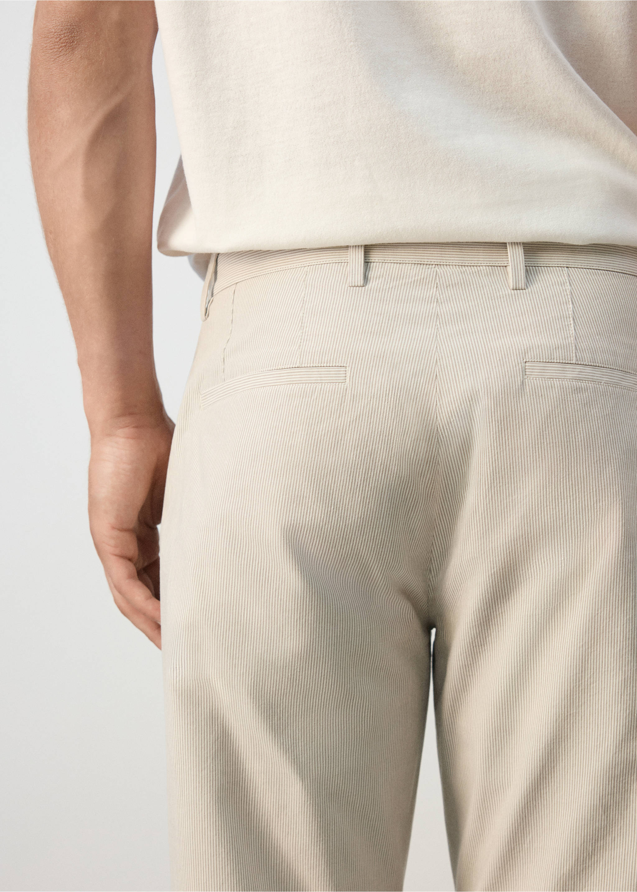 Pantalon regular fit coton pinces - Détail de l'article 3, Marron moyen. Ref: 37022891-00.
