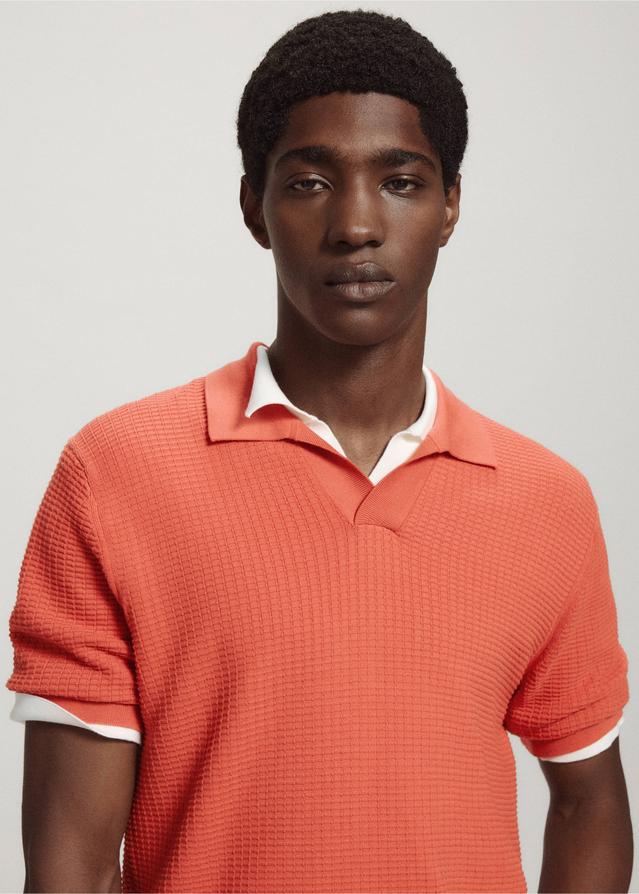 Strukturiertes Strick-Poloshirt aus 100 % Baumwolle - Rückseite des Artikels, Geranienrosa. Ref: 37022900-03.