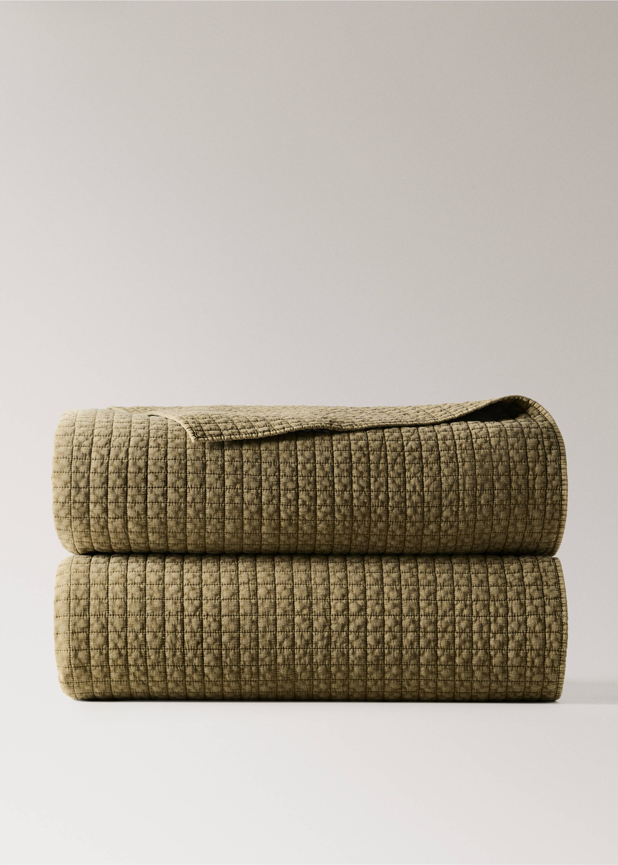 Garment-dyed cotton quilt squares bed 90/105 cm - Article without model, Mustard. Ref: 37022910-00.