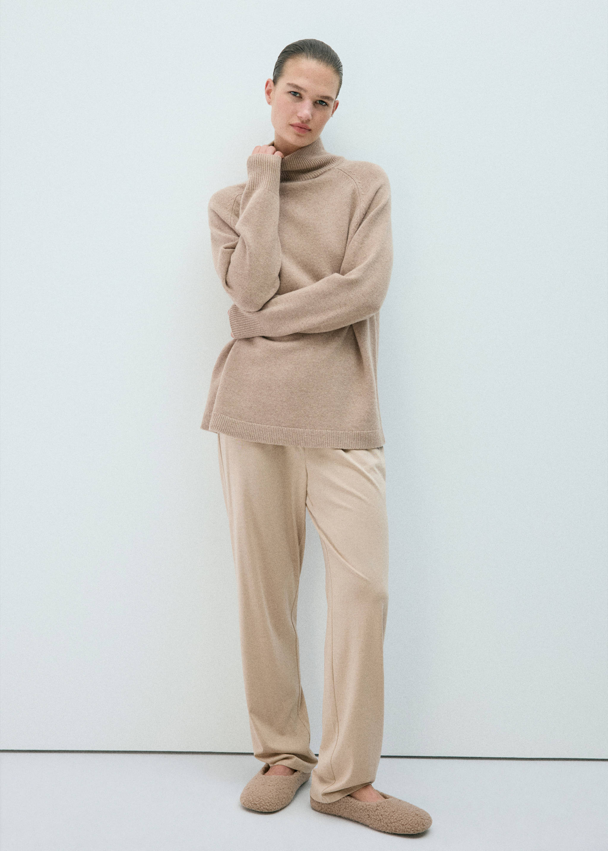 100% wool turtleneck sweater - General plane