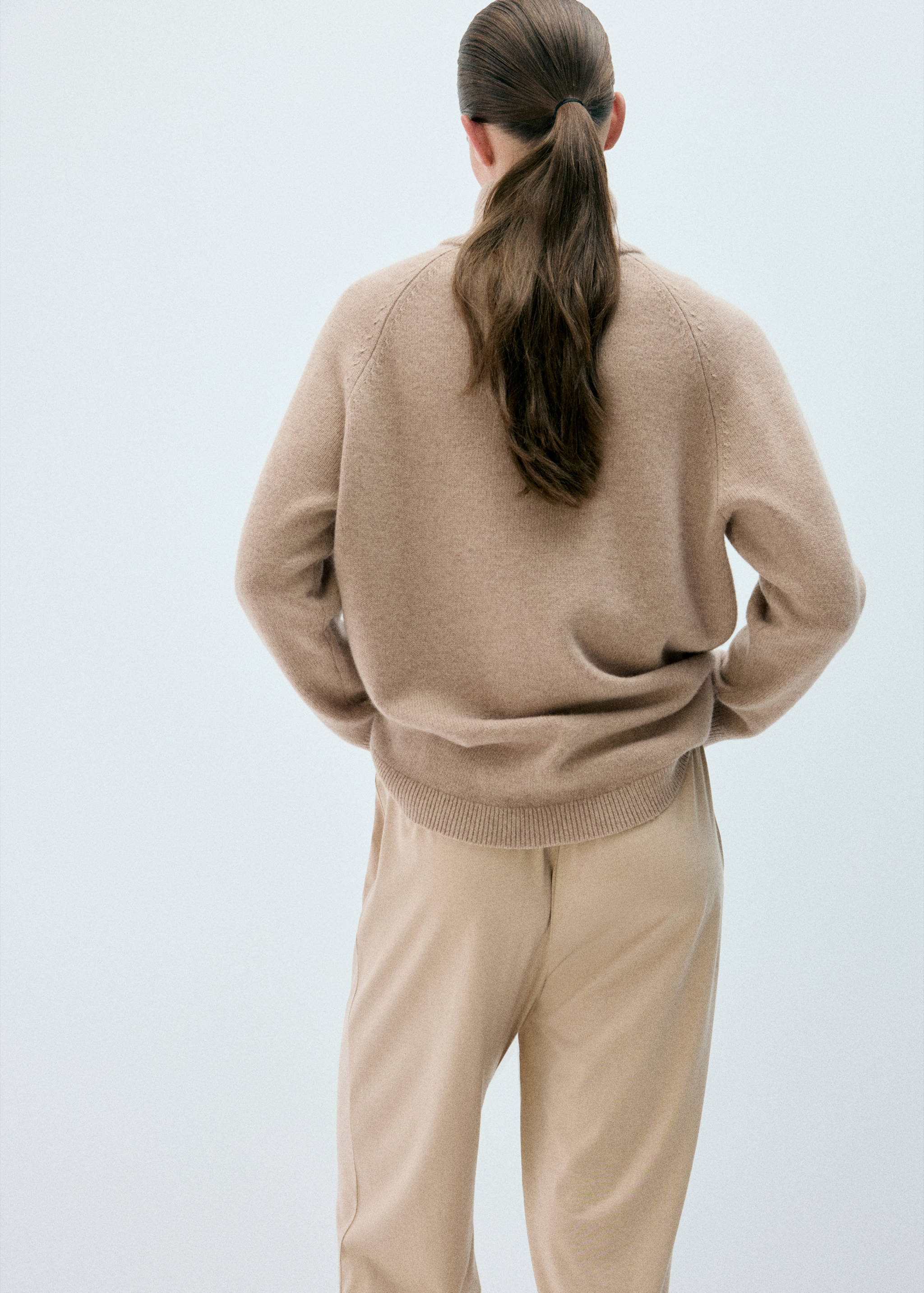 100% wool turtleneck sweater - Reverse of the article