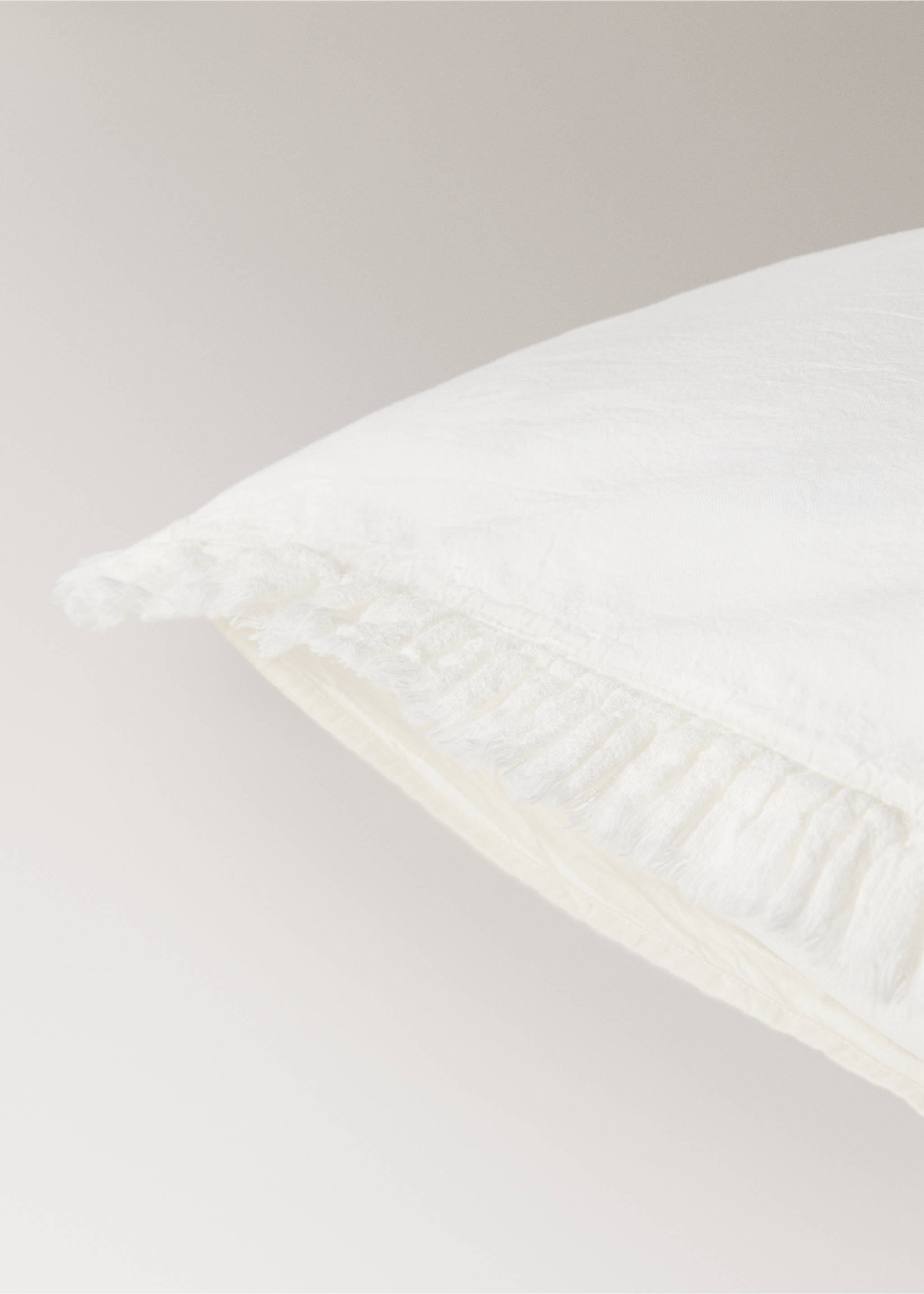 Zwei Kissenbezüge aus gewaschenem Baumwollstoff mit ausgefranstem Rüschenvolant 60x60cm - Detail des Artikels 1, Ecru. Ref: 37022932-00.