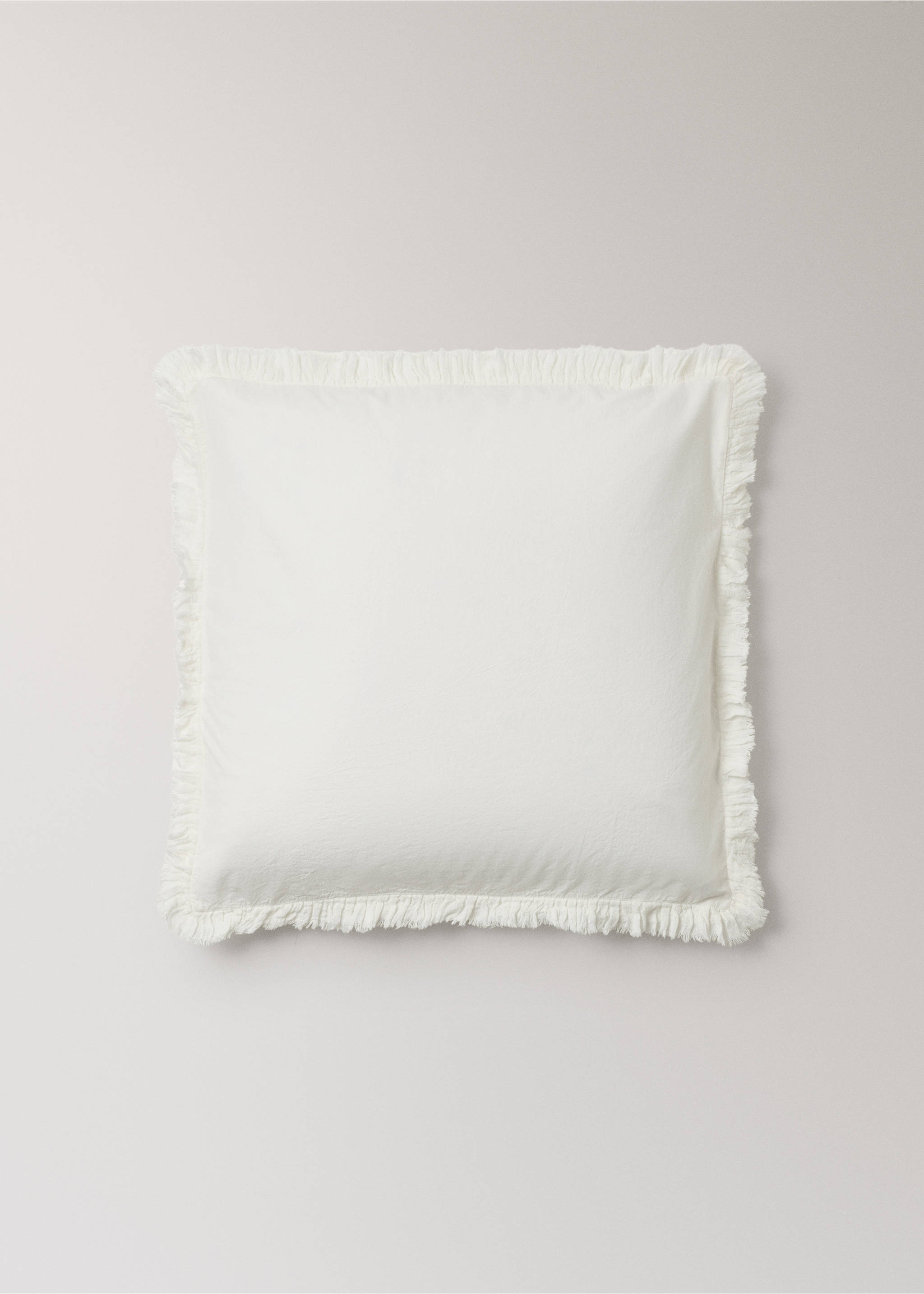 Zwei Kissenbezüge aus gewaschenem Baumwollstoff mit ausgefranstem Rüschenvolant 60x60cm - Artikel ohne Model, Ecru. Ref: 37022932-00.