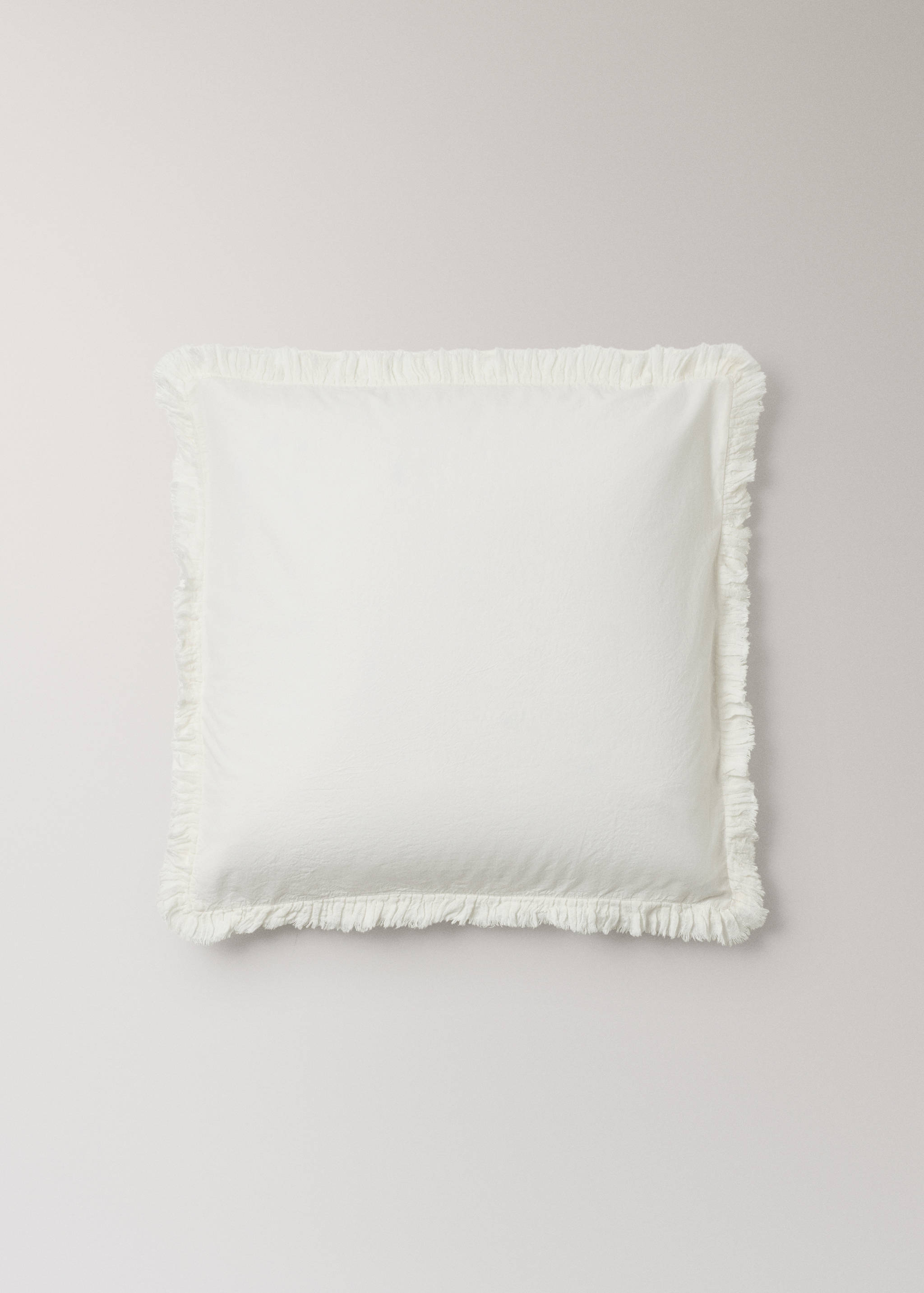 Zwei Kissenbezüge aus gewaschenem Baumwollstoff mit ausgefranstem Rüschenvolant 60x60cm - Artikel ohne Model