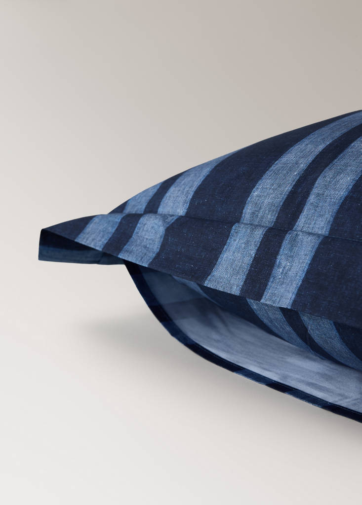Two 200 thread count cotton percale pillowcases with denim stripe print 60x60 cm — Indigo Blue