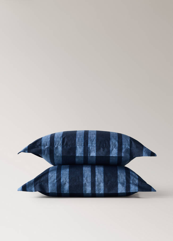 Two 200 thread count cotton percale pillowcases with denim stripe print 60x60 cm — Indigo Blue