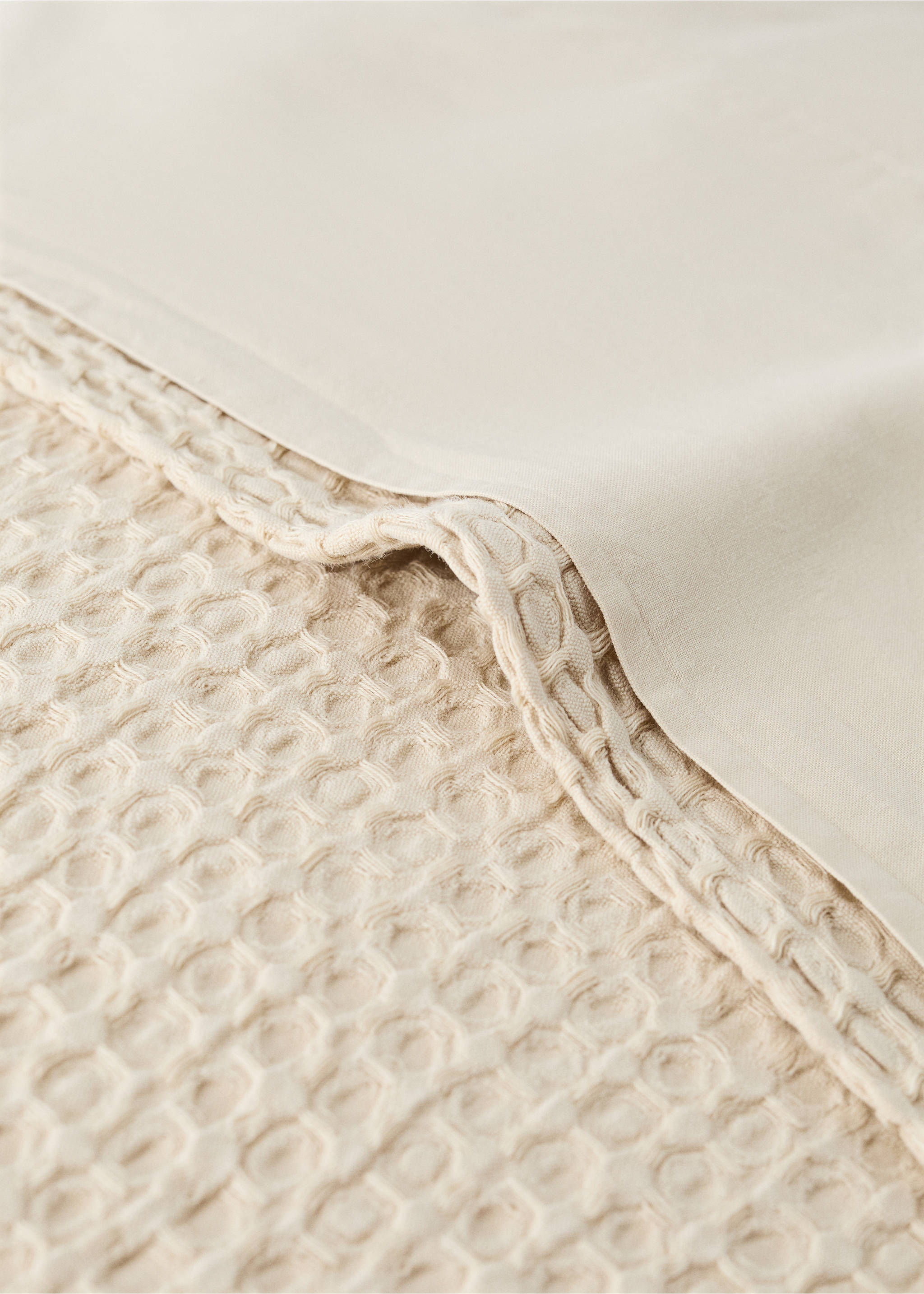 Funda coixí cotó waffle garment-dyed 45x110 cm - Detall de l'article 1, Beige. Ref: 37022957-00.