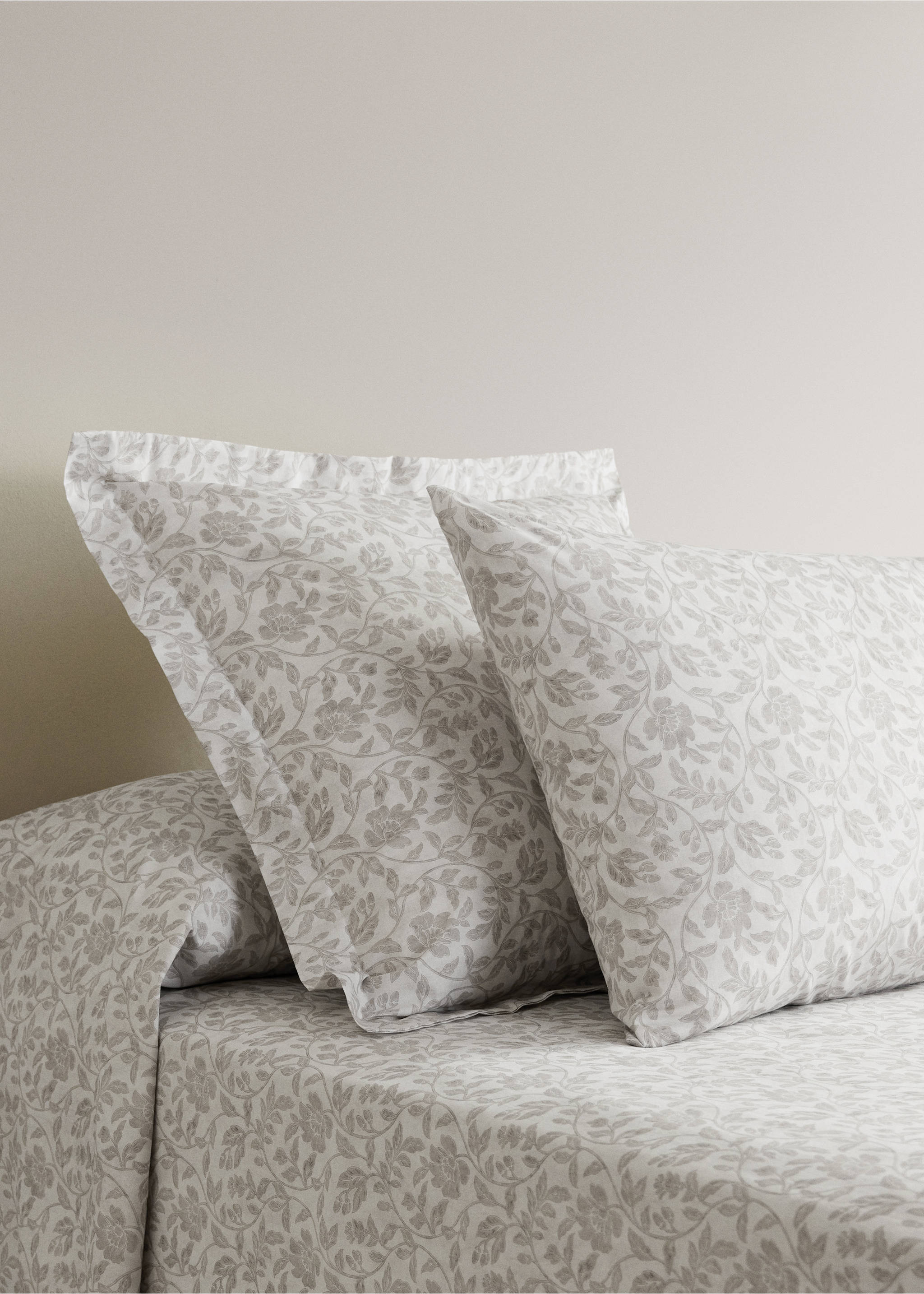Two floral-print pillowcases, 60x60cm - General plane, Ecru. Ref: 37022960-00.