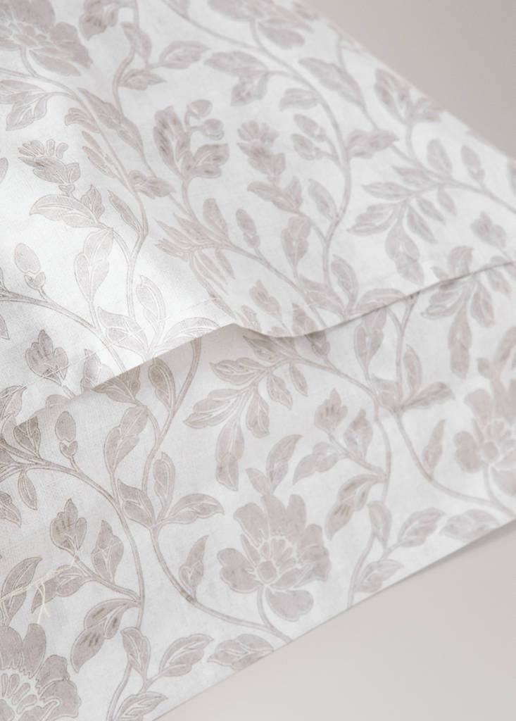 Two floral-print pillowcases, 60x60cm — Ecru