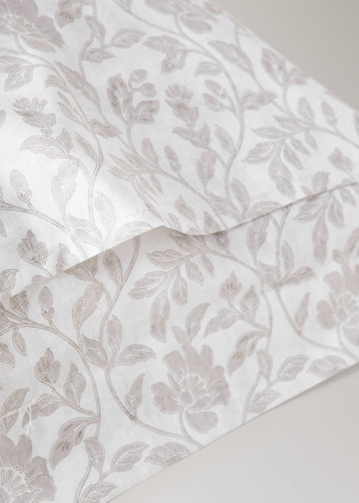 Two floral-print pillowcases, 60x60cm — Ecru