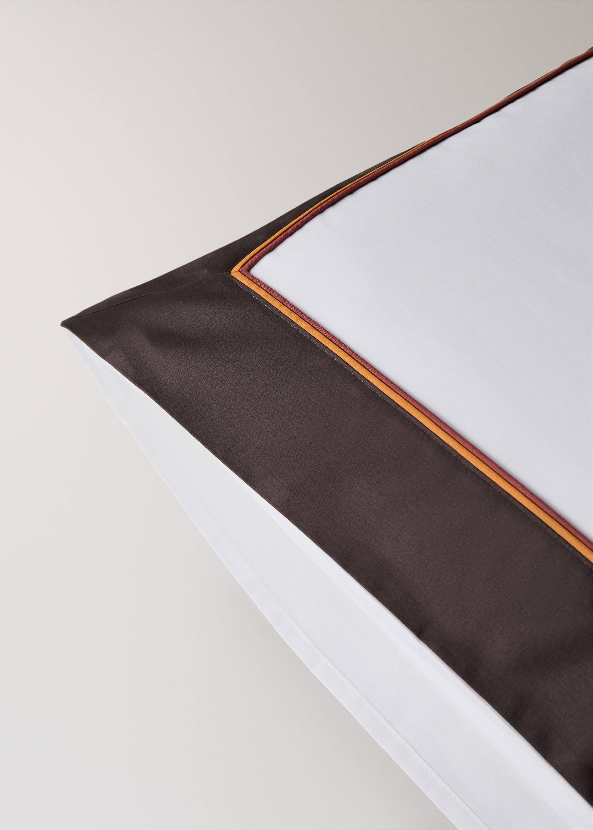 Two cotton pillowcases with a satin border and contrast piping, 60 x 60 cm - Details of the article 1, Ecru. Ref: 37022963-00.