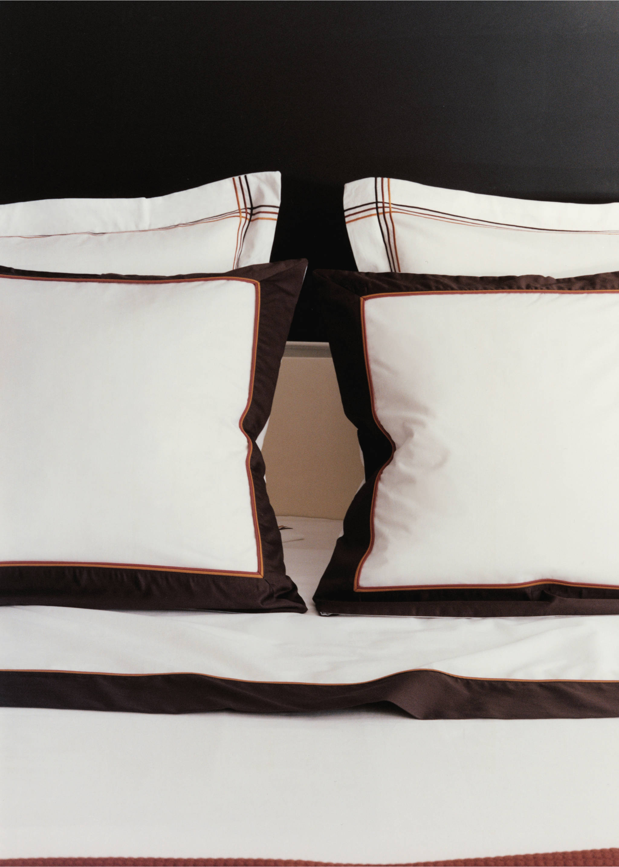 Two cotton pillowcases with a satin border and contrast piping, 60 x 60 cm - Details of the article 5, Ecru. Ref: 37022963-00.