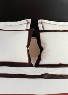 Two cotton pillowcases with a satin border and contrast piping, 60 x 60 cm — Ecru 4
