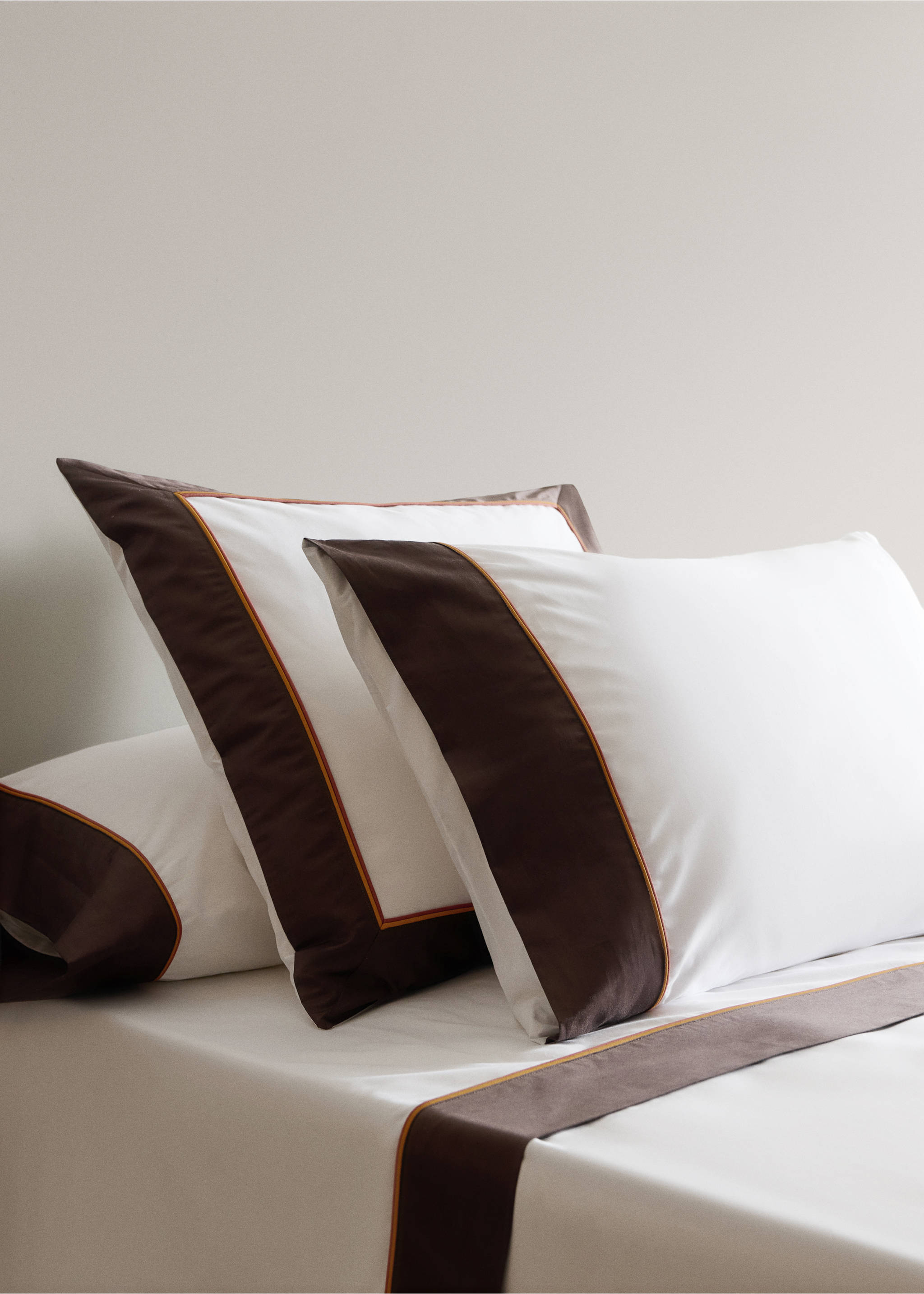 Two cotton pillowcases with satin border and contrasting piping, 50 x 75 cm - General plane, Ecru. Ref: 37022964-00.