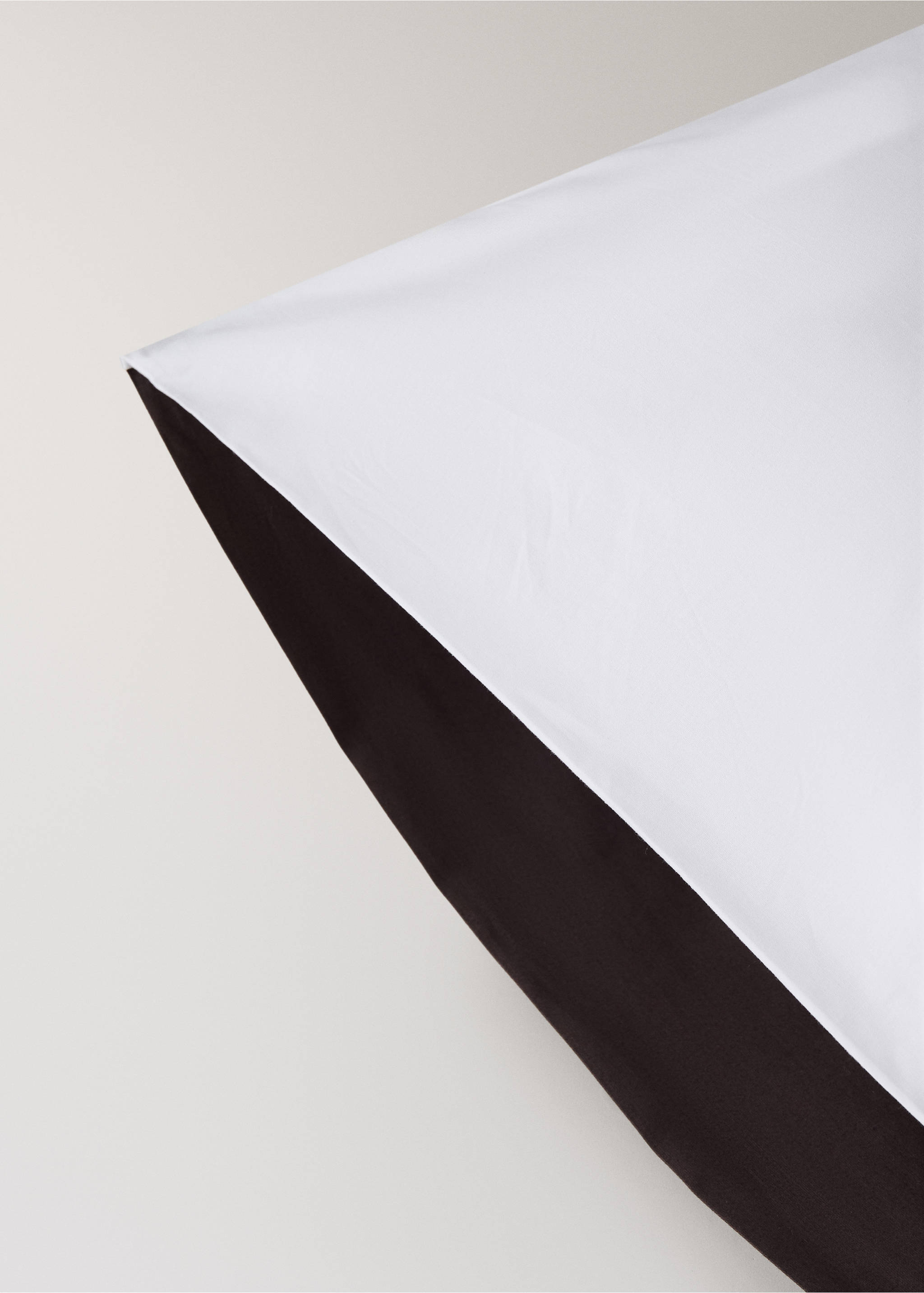 Two cotton pillowcases with satin border and contrasting piping, 50 x 75 cm - Details of the article 1, Ecru. Ref: 37022964-00.
