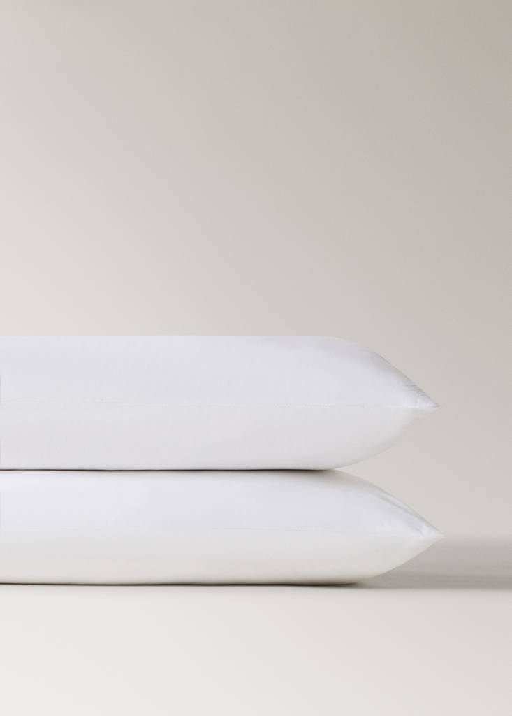 Two cotton pillowcases with satin border and contrasting piping, 50 x 75 cm — Ecru