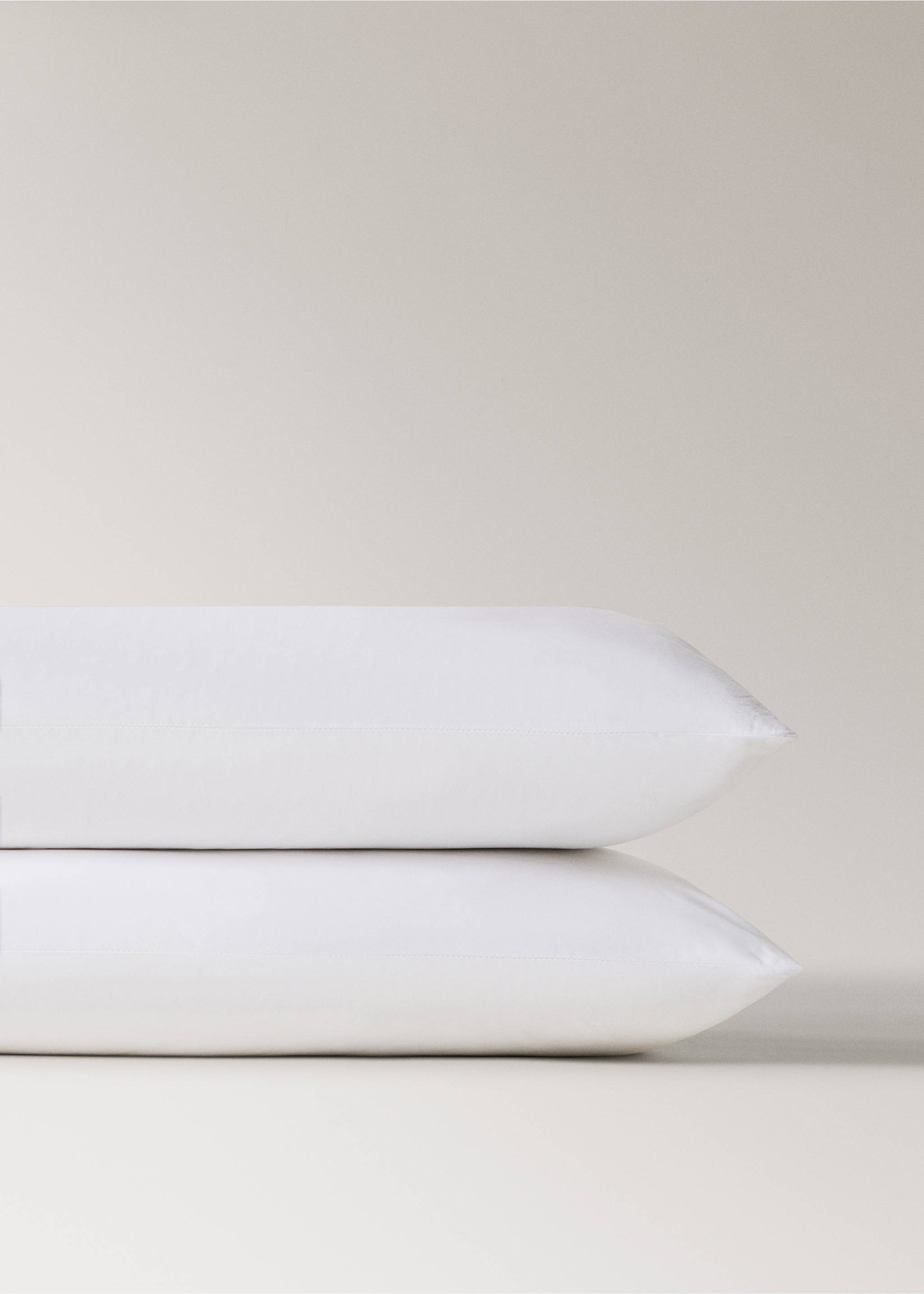Two cotton pillowcases with satin border and contrasting piping, 50 x 75 cm - Details of the article 2, Ecru. Ref: 37022964-00.