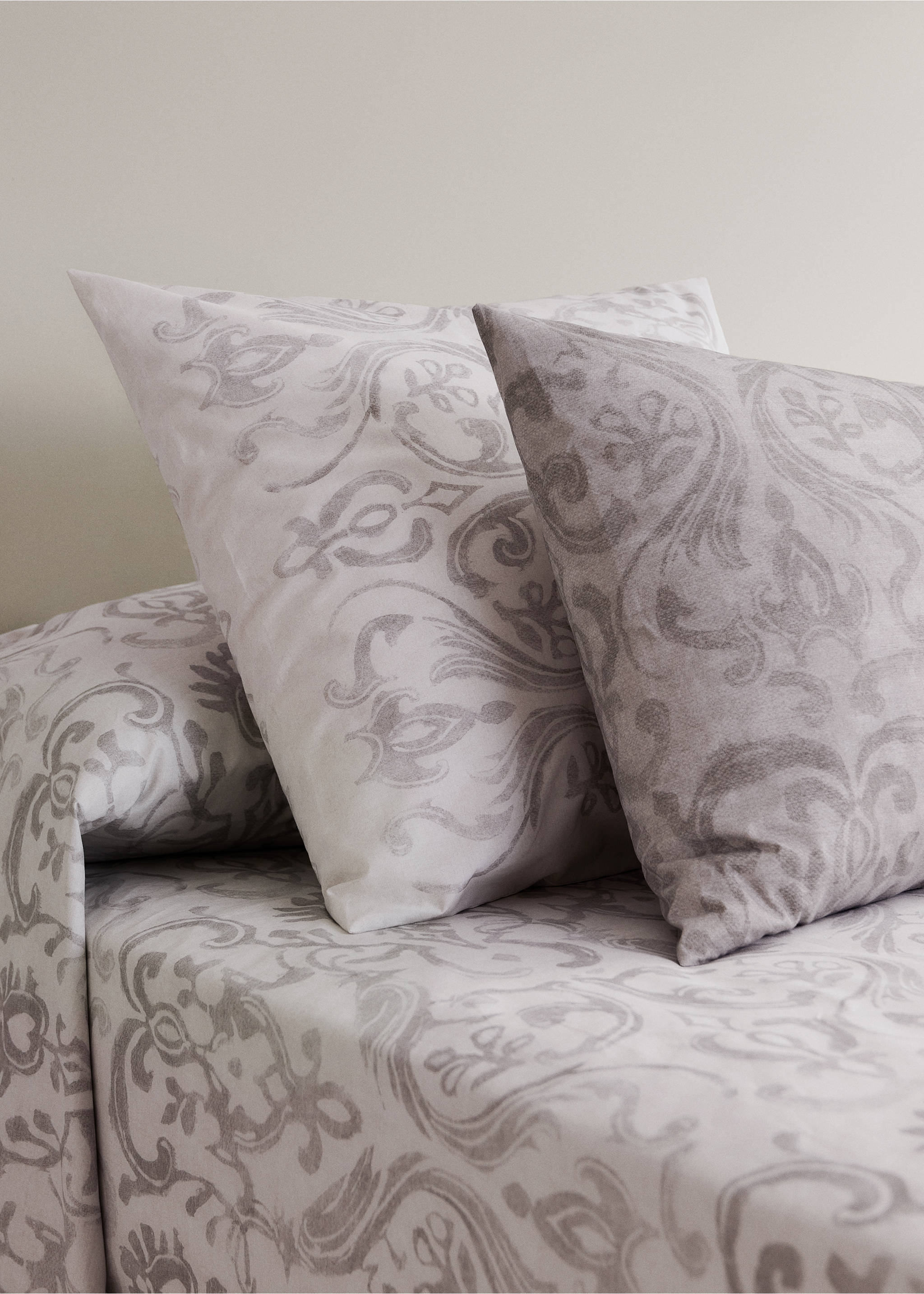 Two floral print pillowcases 50x75cm - General plane, Sand. Ref: 37022976-00.