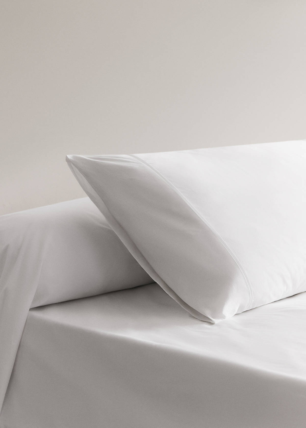 Two 300-thread-count percale cotton pillowcases with piping detail, 50 x 75 cm — White