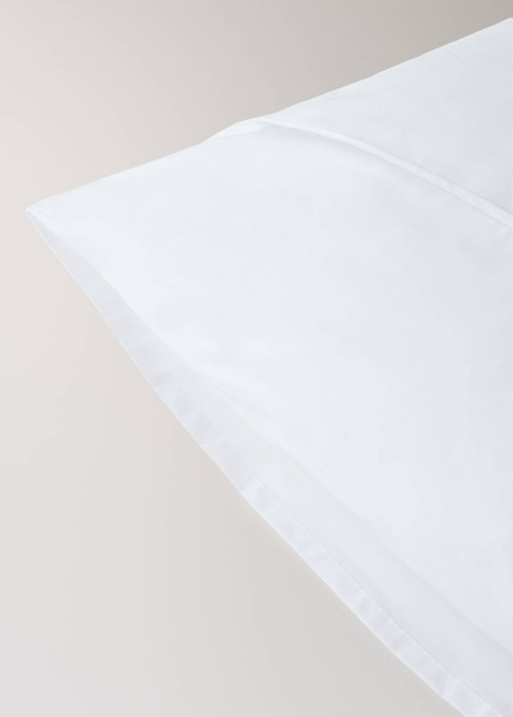 Two 300-thread-count percale cotton pillowcases with piping detail, 50 x 75 cm — White