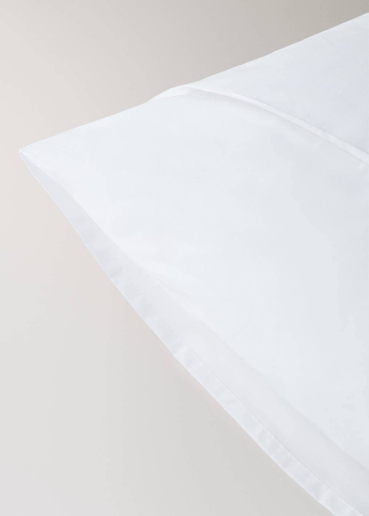 Two 300-thread-count percale cotton pillowcases with piping detail, 50 x 75 cm — White