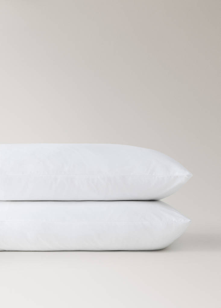 Two 300-thread-count percale cotton pillowcases with piping detail, 50 x 75 cm — White