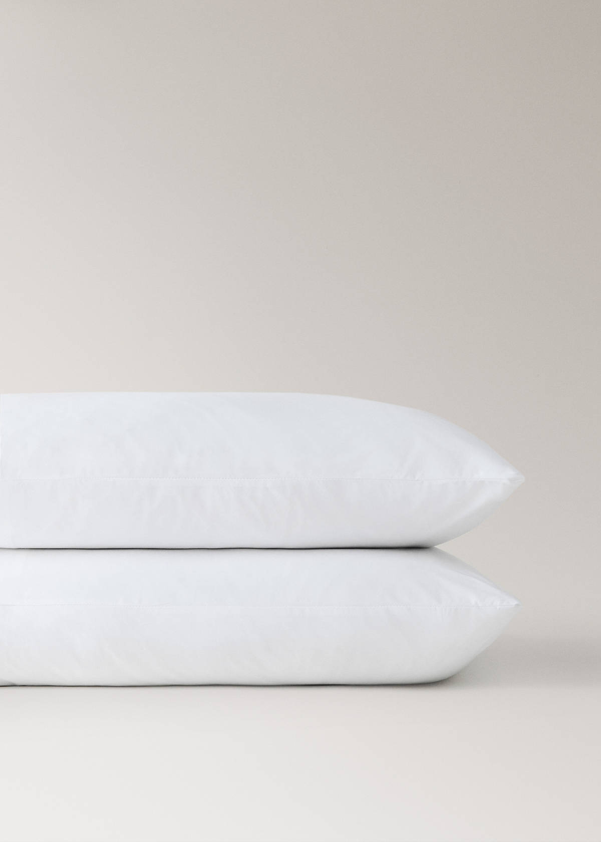 Two 300-thread-count percale cotton pillowcases with piping detail, 50 x 75 cm — White