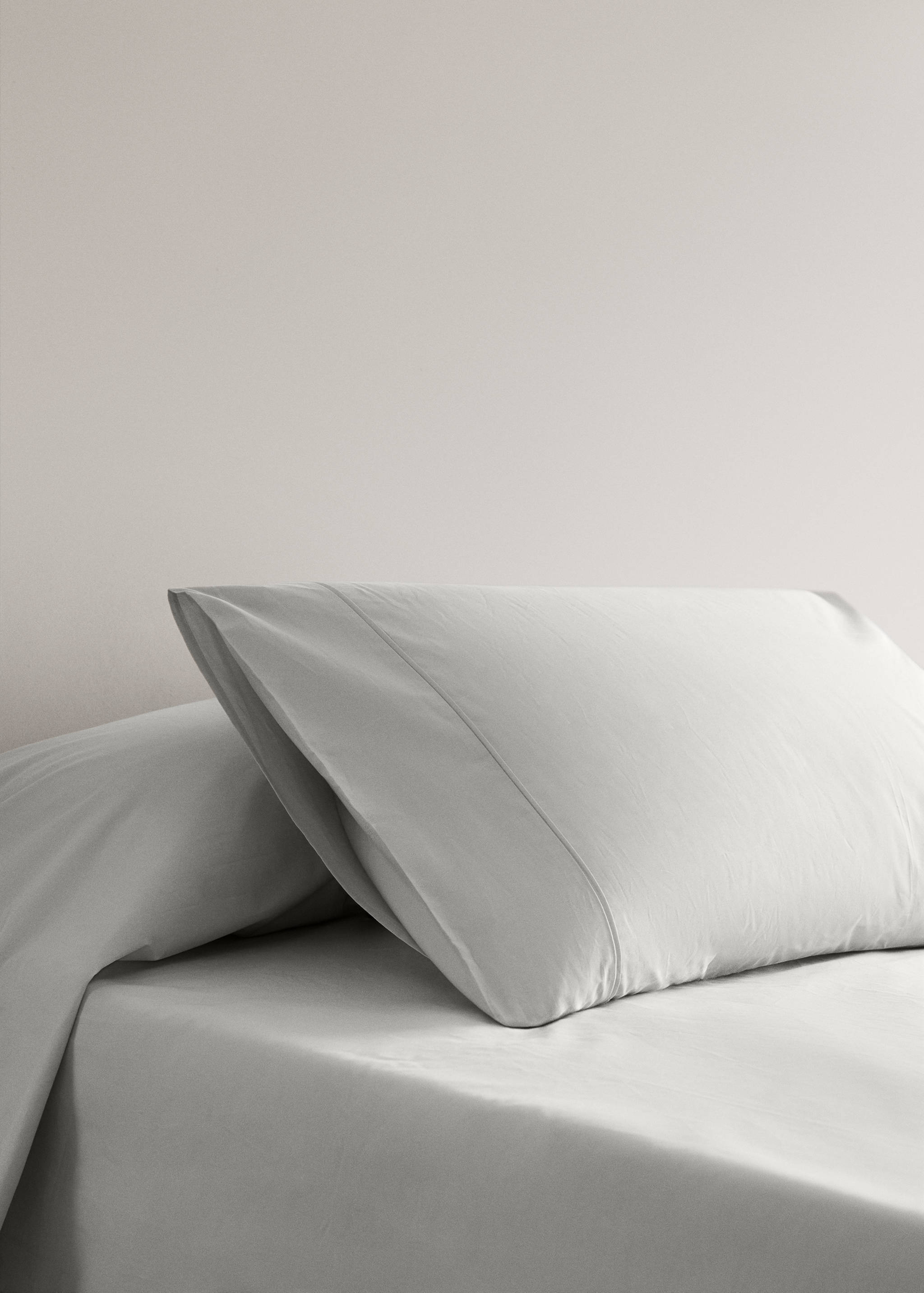 Two 300-thread-count percale cotton pillowcases with piping detail, 50 x 75 cm - General plane