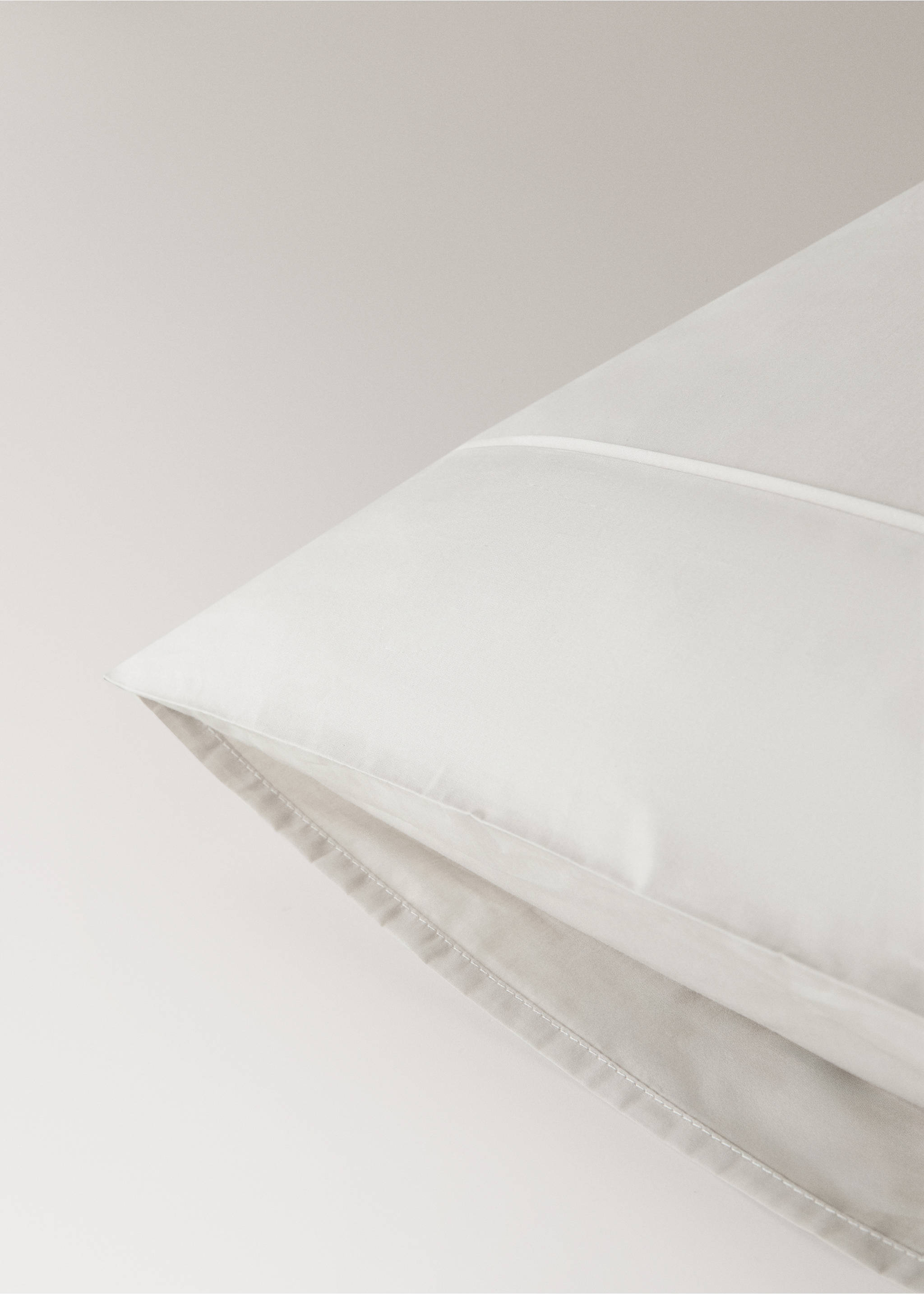 Two 300-thread-count percale cotton pillowcases with piping detail, 50 x 75 cm - Details of the article 1, Sand. Ref: 37022978-00.