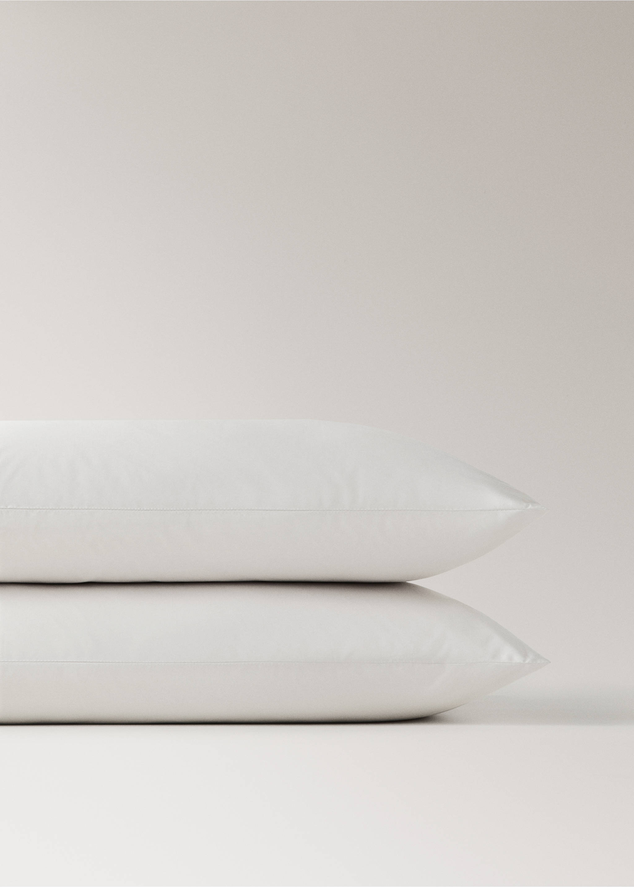 Two 300-thread-count percale cotton pillowcases with piping detail, 50 x 75 cm - Details of the article 2, Sand. Ref: 37022978-00.