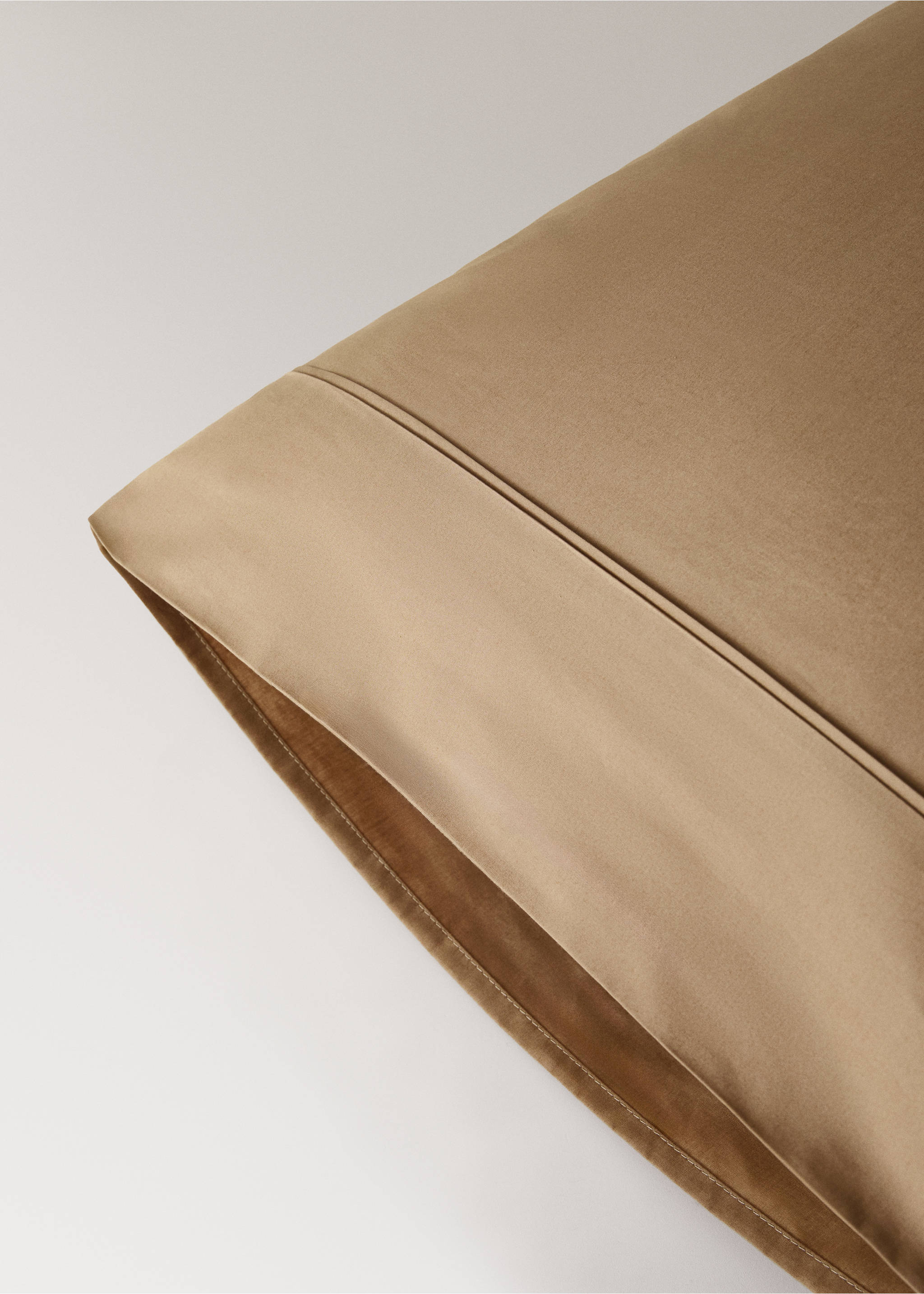 Two 300-thread-count percale cotton pillowcases with piping detail, 50 x 75 cm - Details of the article 1, Tobacco Brown. Ref: 37022978-00.