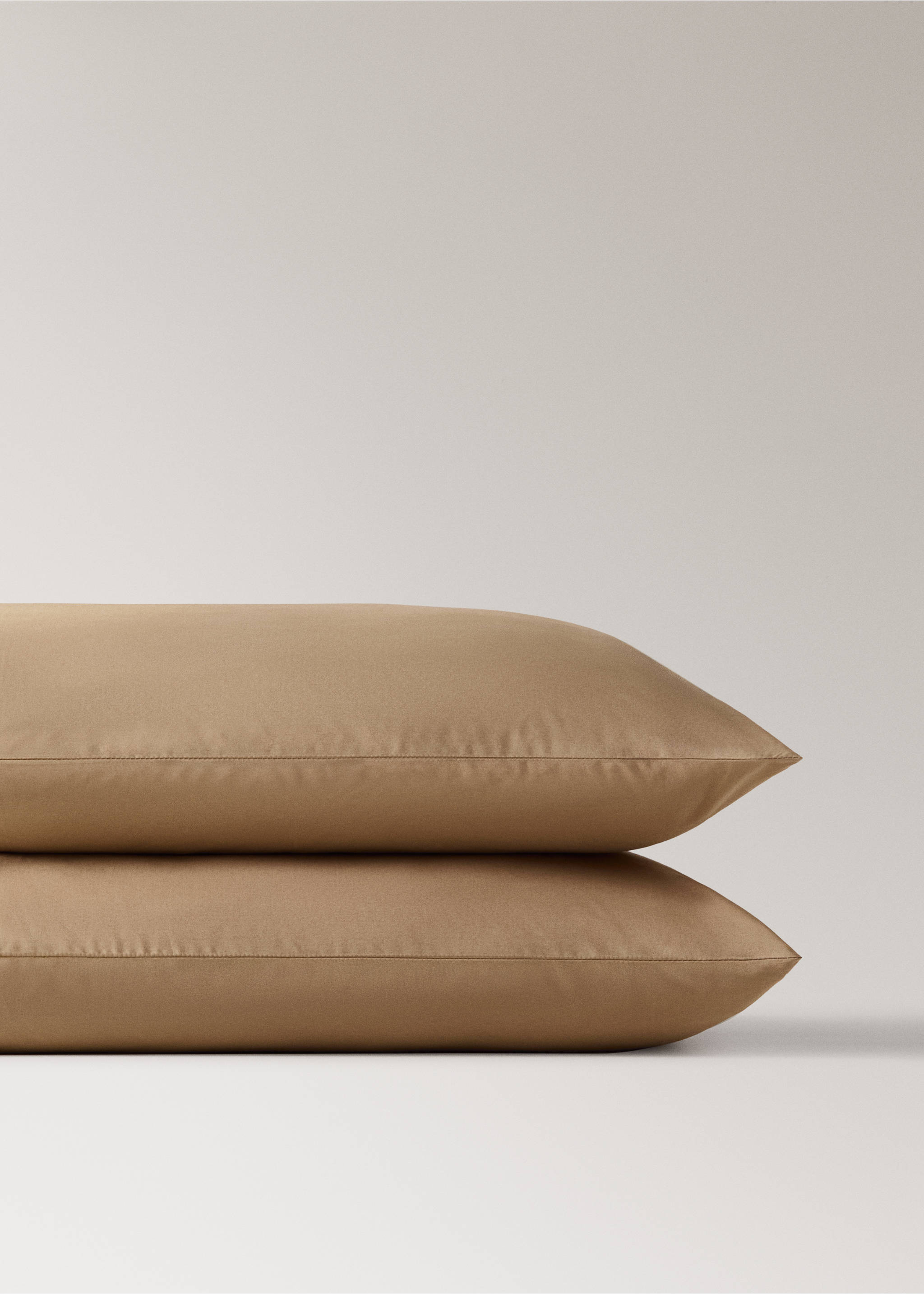 Two 300-thread-count percale cotton pillowcases with piping detail, 50 x 75 cm - Details of the article 2, Tobacco Brown. Ref: 37022978-00.