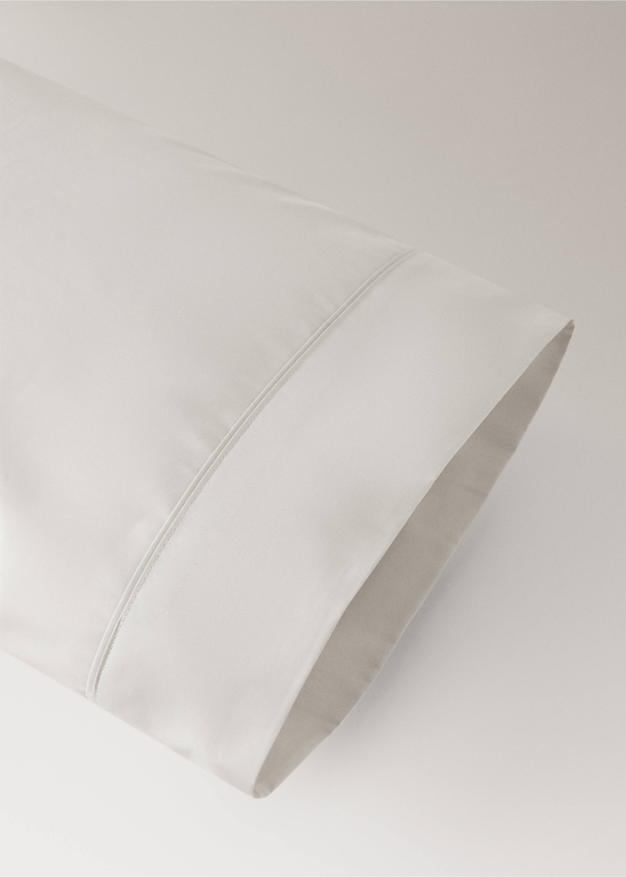 300-thread-count cotton percale pillowcase with piping detail, 45 x 110 cm - Details of the article 2, Sand. Ref: 37022979-00.