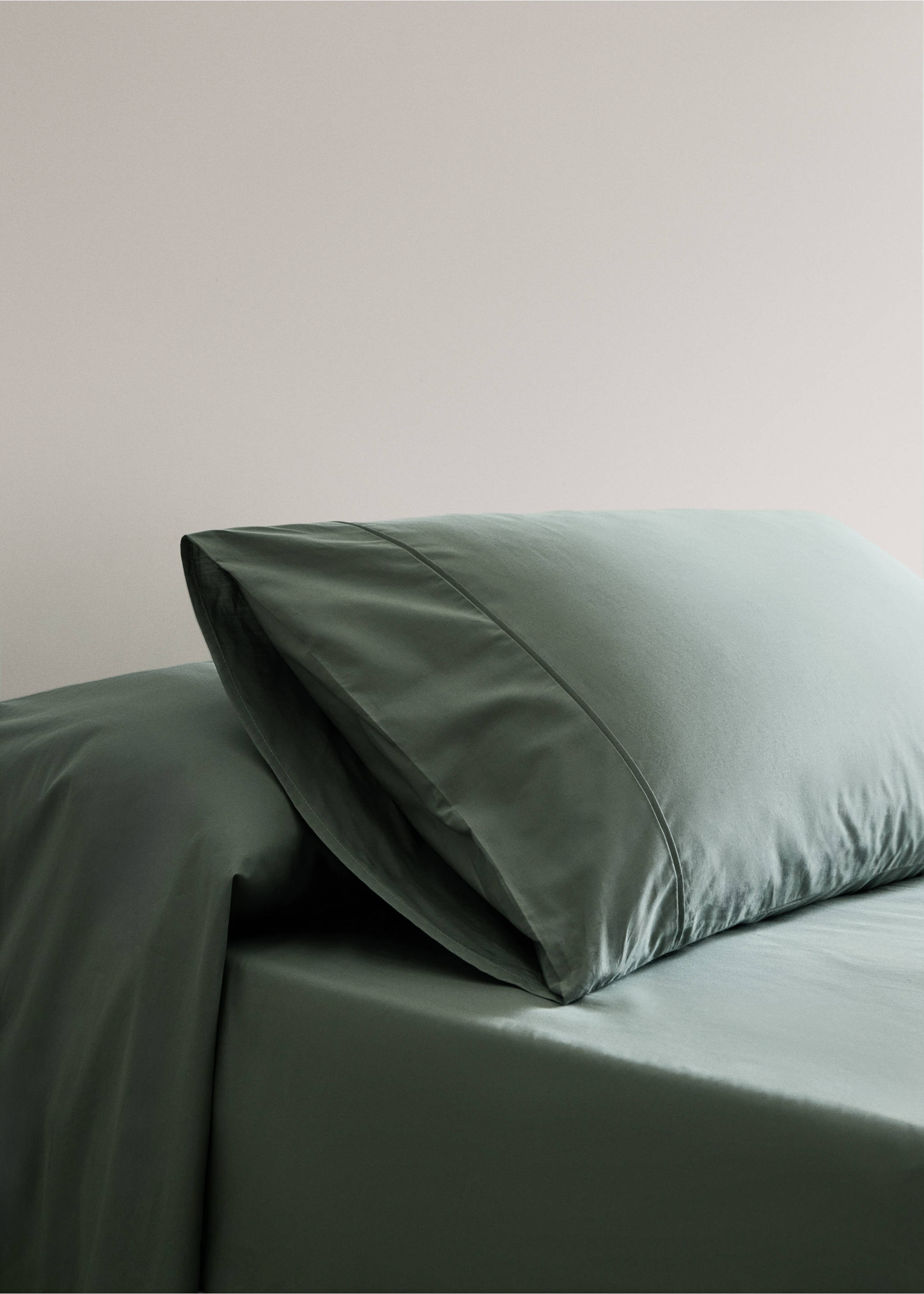 300-thread-count cotton percale pillowcase with piping detail, 45 x 110 cm - General plane, Medium Green. Ref: 37022979-00.