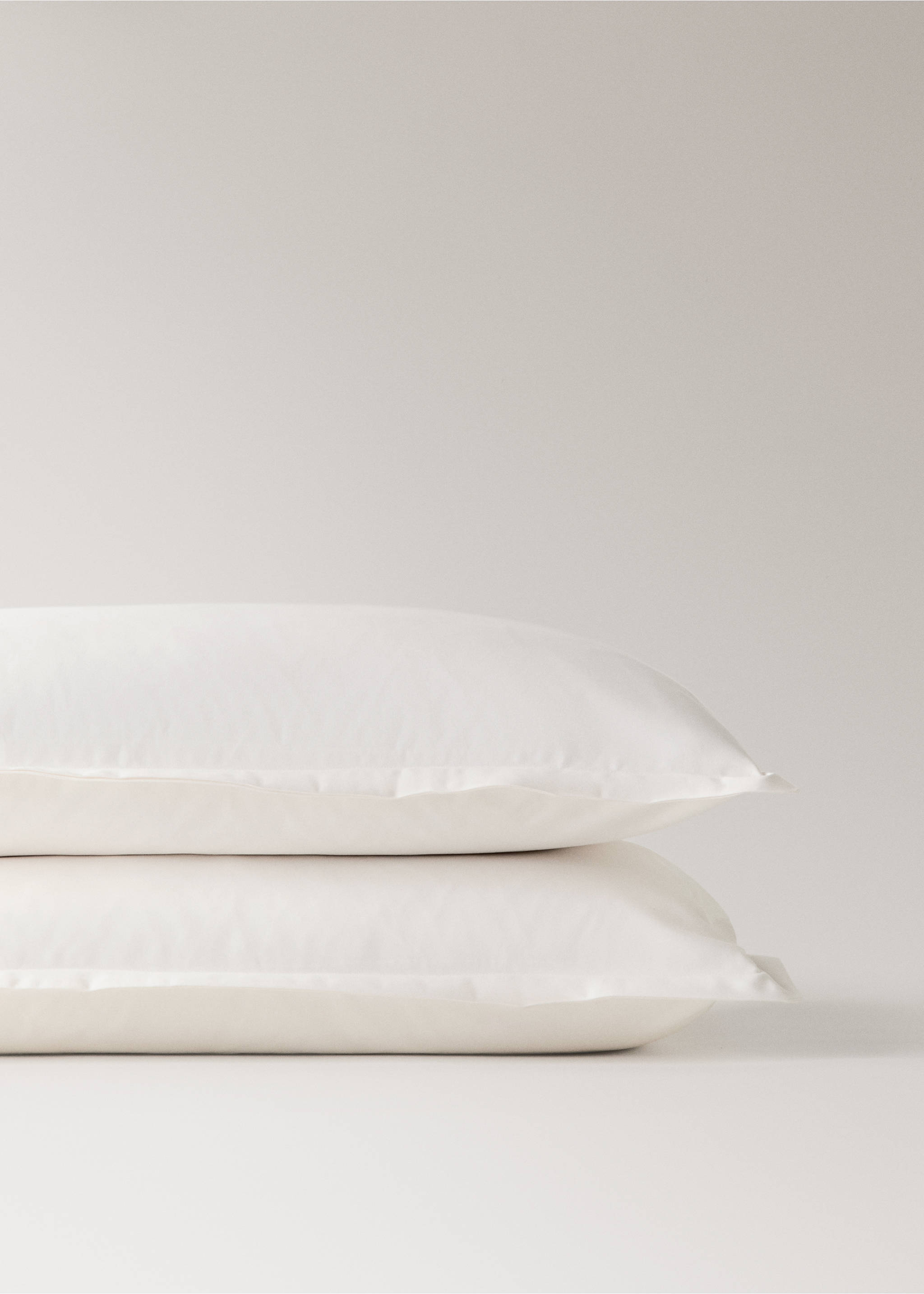 100% cotton satin pillowcase 50x75 cm - Details of the article 2, Ecru. Ref: 37022981-00.