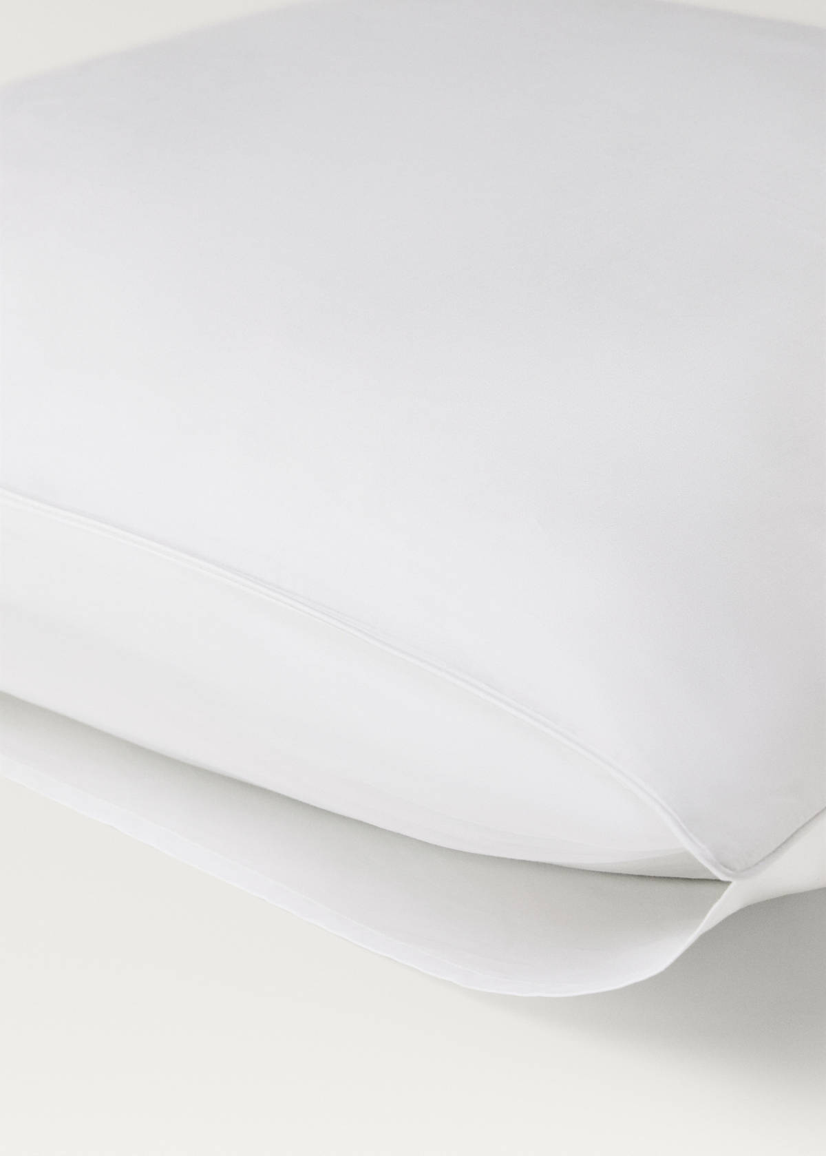 Two 600-thread count cotton satin pillowcases 60x60 cm — White