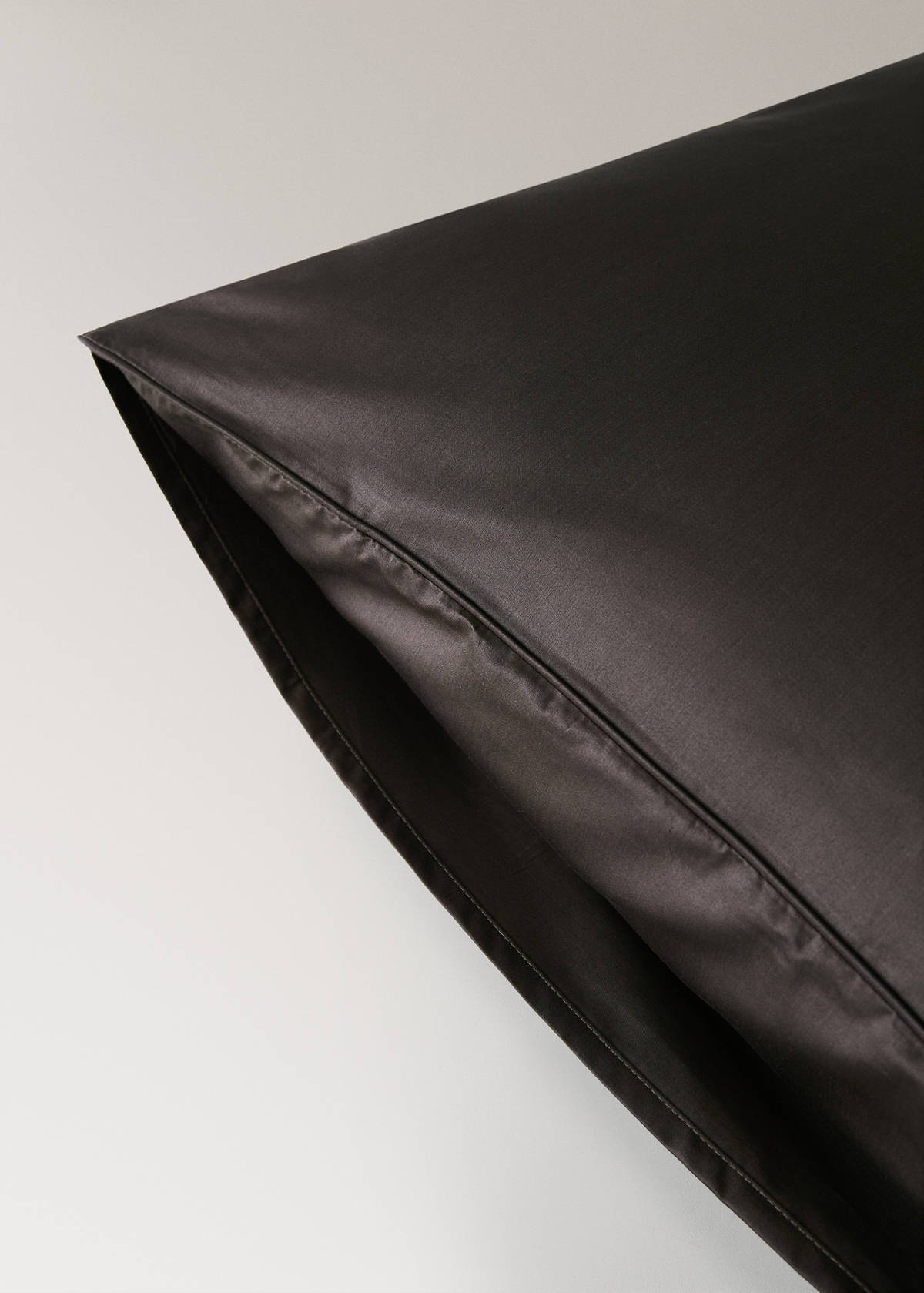 Two 600-thread count cotton satin pillowcases 60x60 cm — Brown