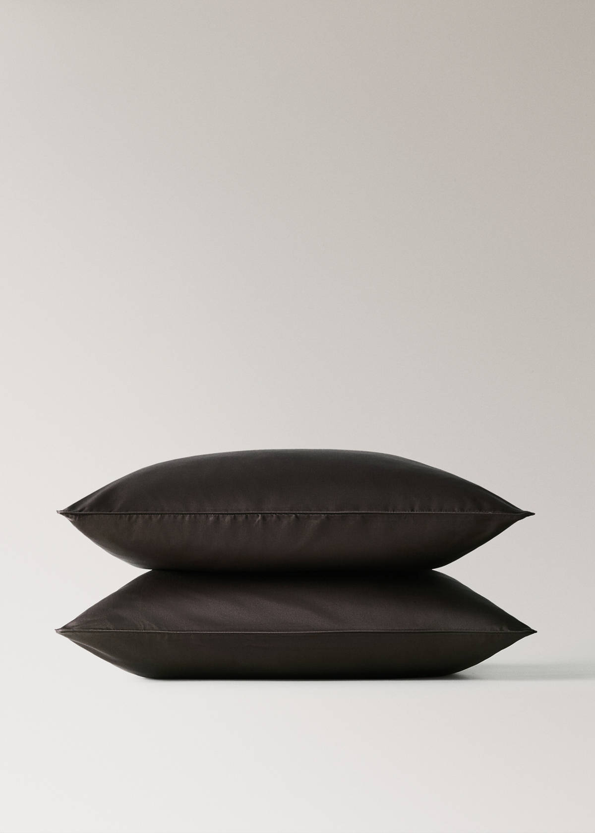 Two 600-thread count cotton satin pillowcases 60x60 cm — Brown