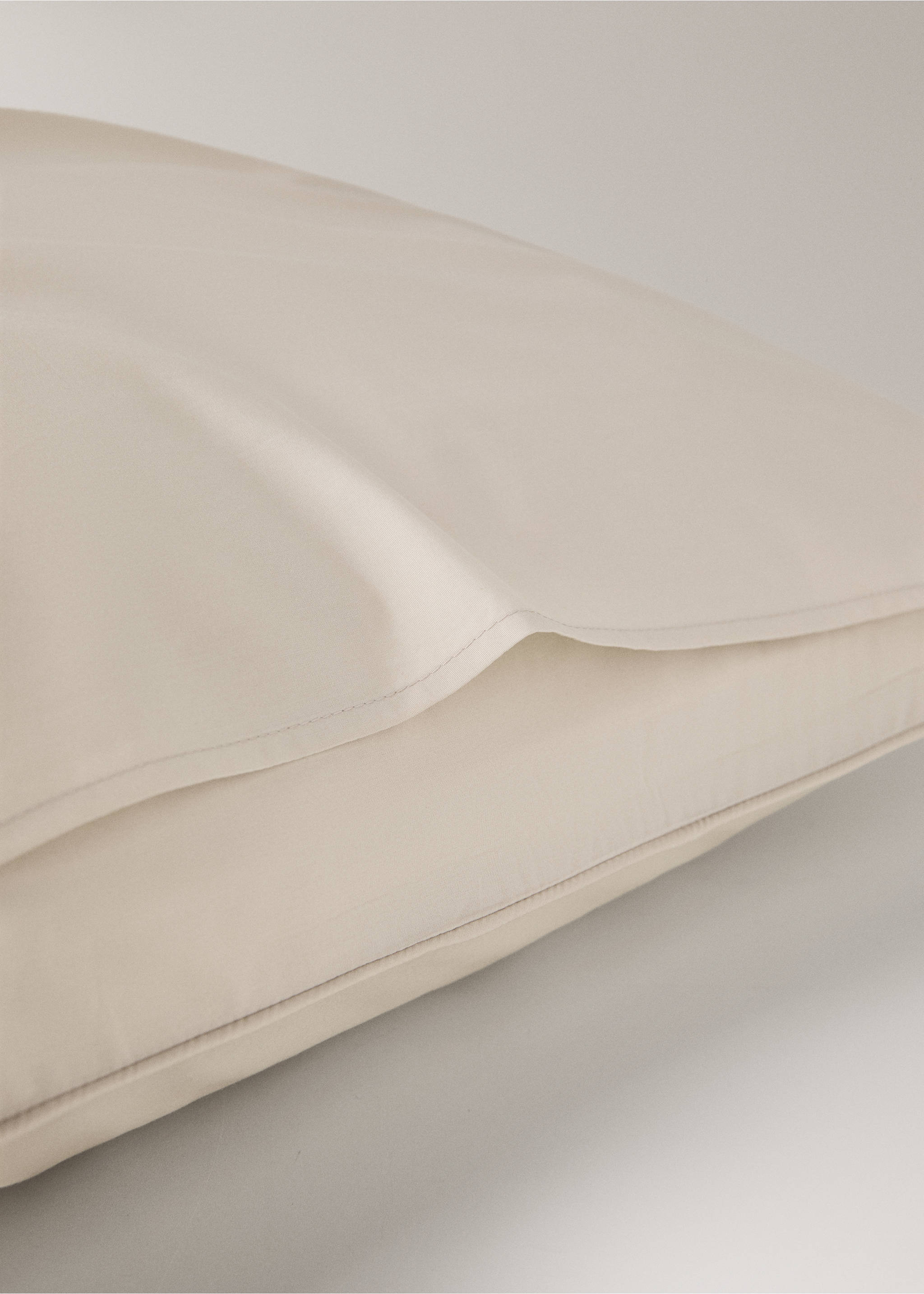 Two 500-thread-count cotton percale pillowcases with piped finish 60x60 cm - Details of the article 1, Sand. Ref: 37022998-00.