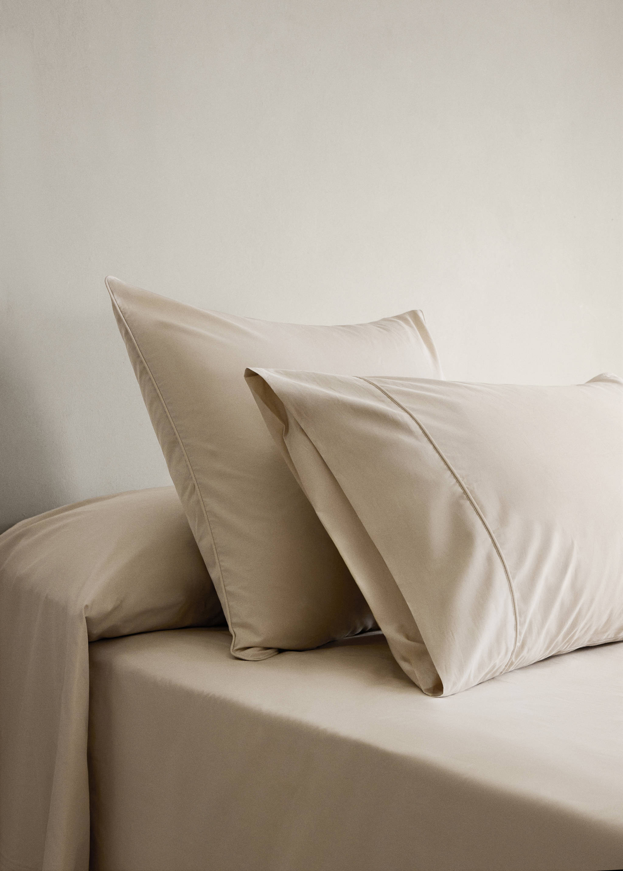 Two 500-thread-count cotton percale pillowcases with piped finish 45x110 cm - General plane