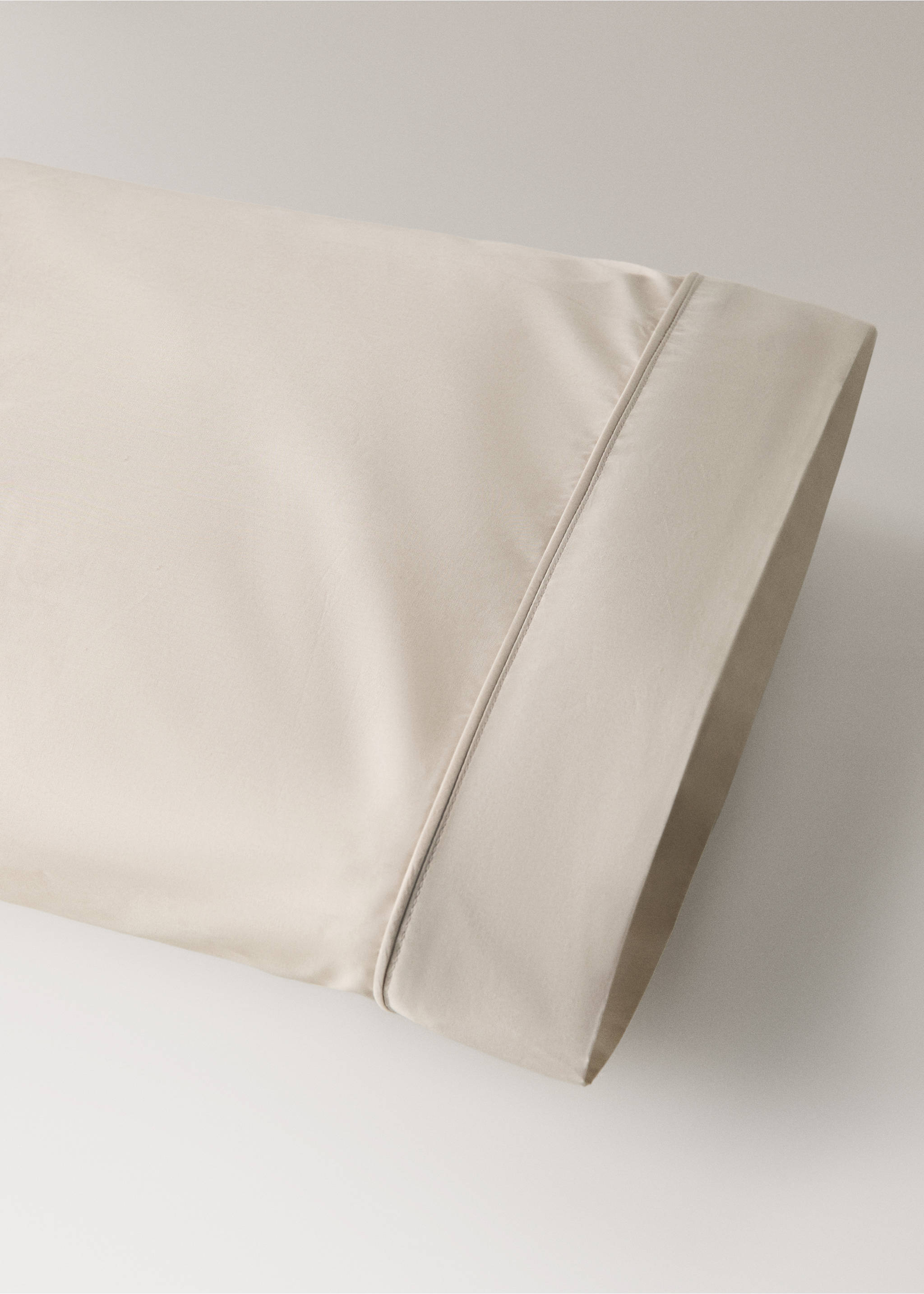 Two 500-thread-count cotton percale pillowcases with piped finish 45x110 cm - Details of the article 2, Sand. Ref: 37022999-00.