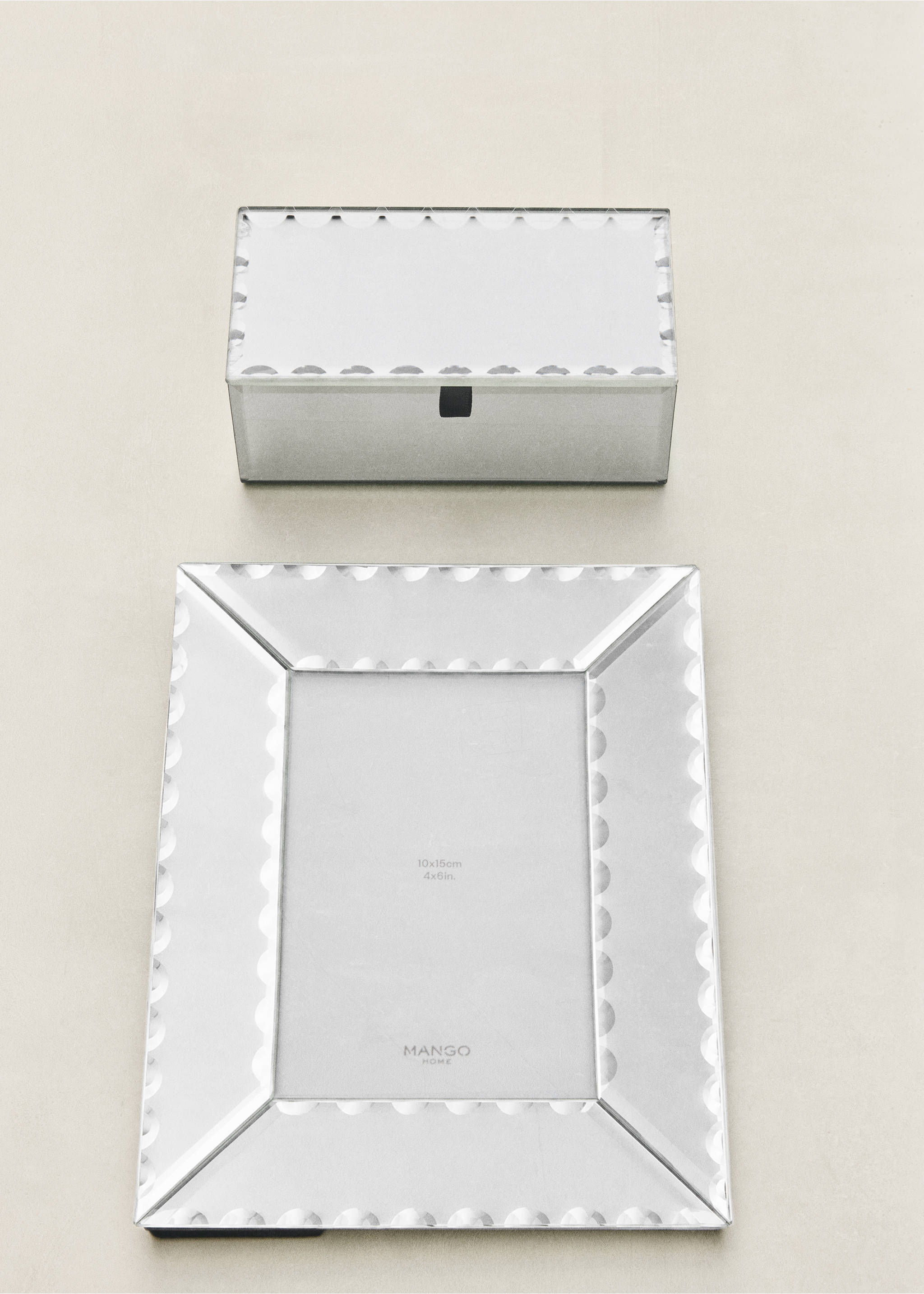 Rectangular mirrored photo frame with scalloped edges., Silver. Ref: 37023289-00.