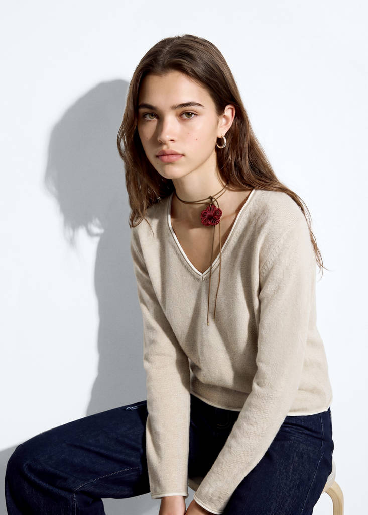 V-neck jumper with contrast trims — Sand