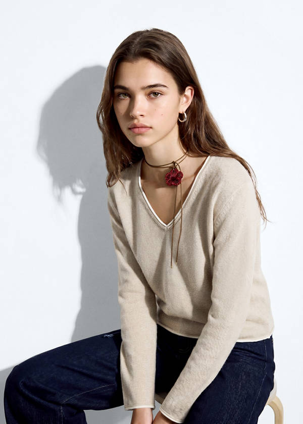 V-neck jumper with contrast trims — Sand