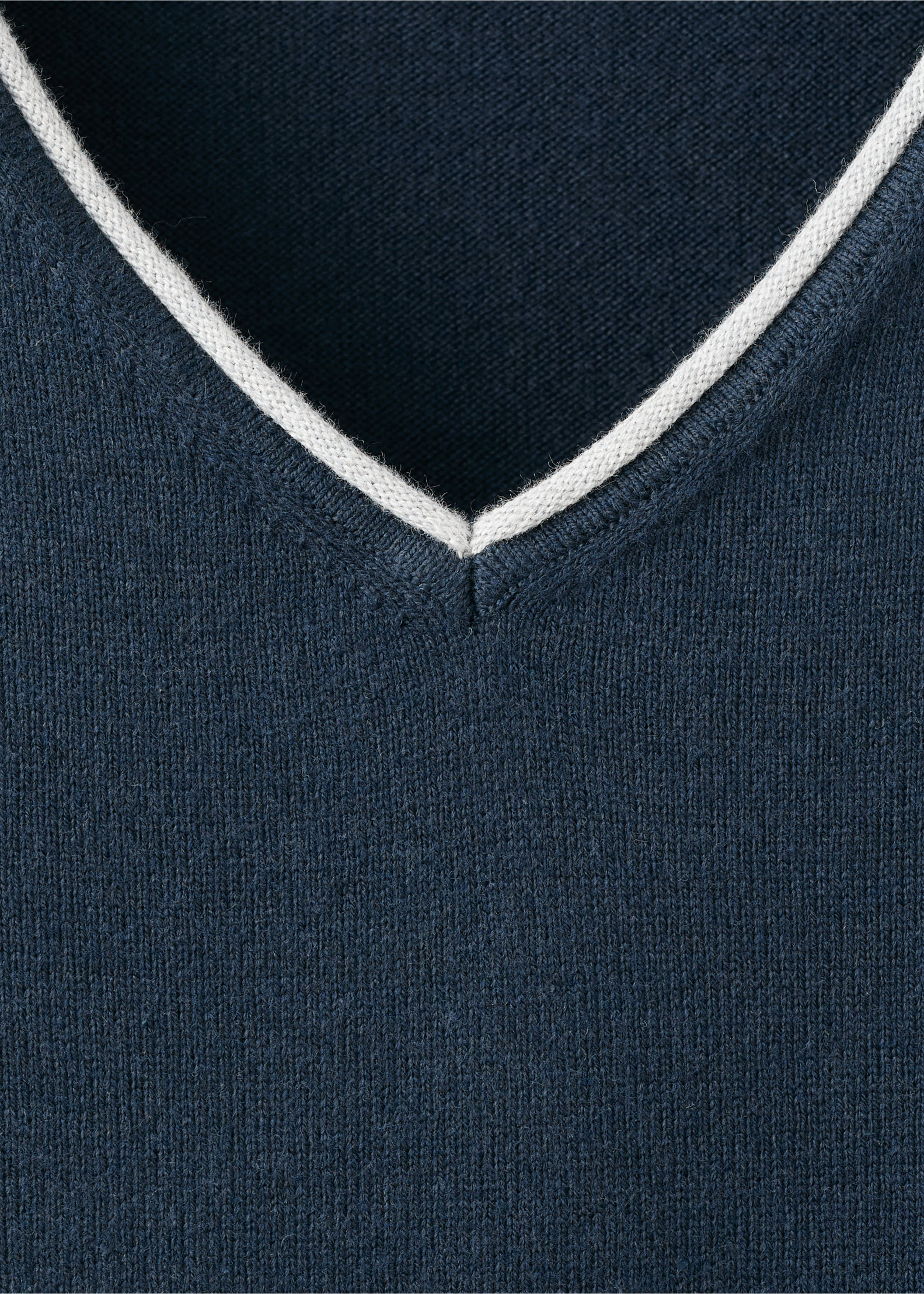 V-neck jumper with contrast trims - Details of the article 8, Navy. Ref: 37023296-00.