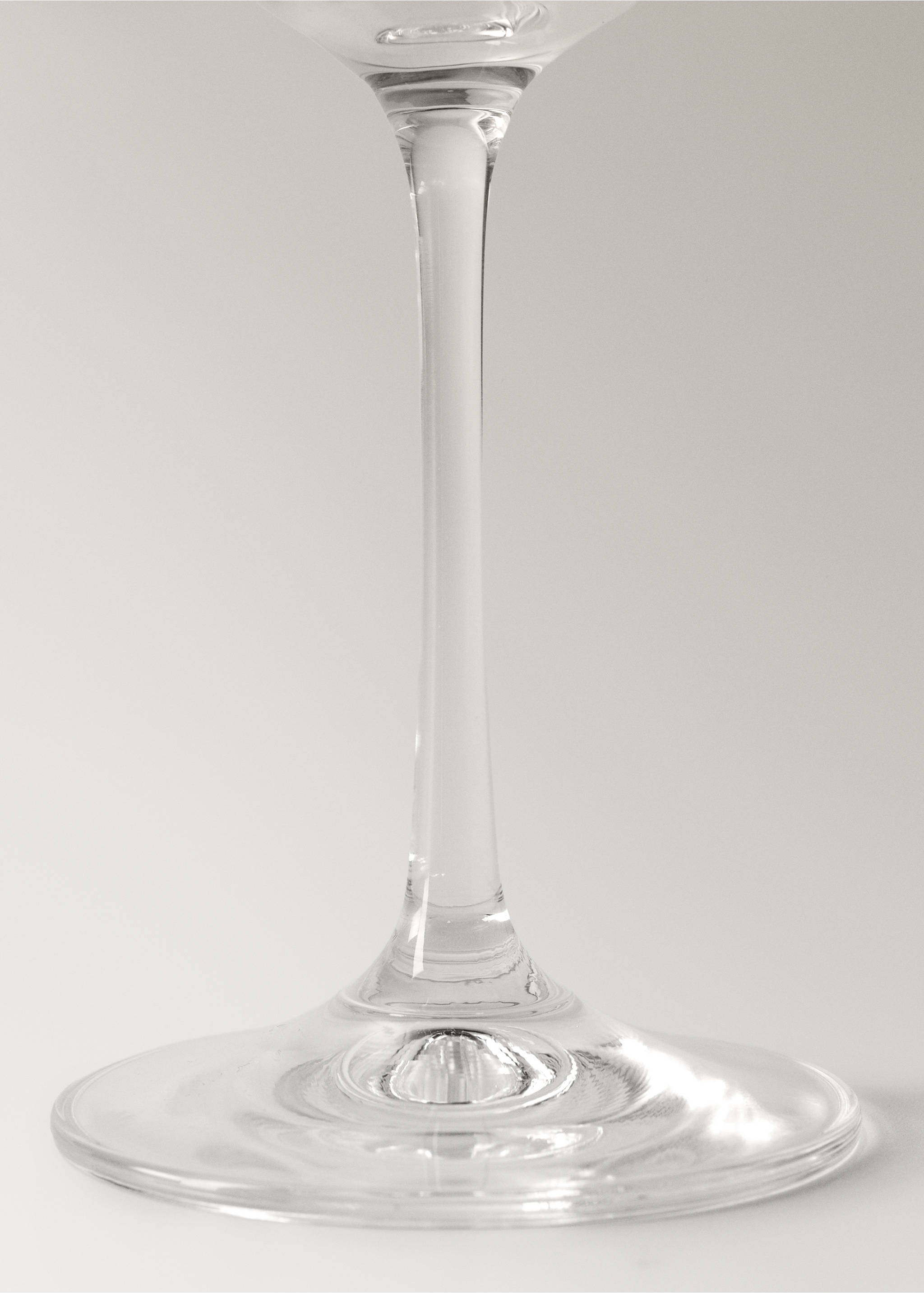 Close-up of the clear glass stem and circular base., Ice Grey. Ref: 37023303-00.