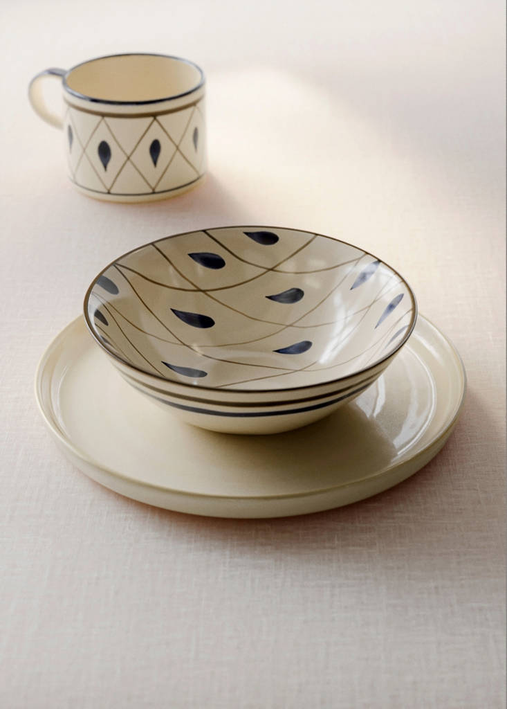 Stoneware bowl with hand-painted design — Vibrant blue