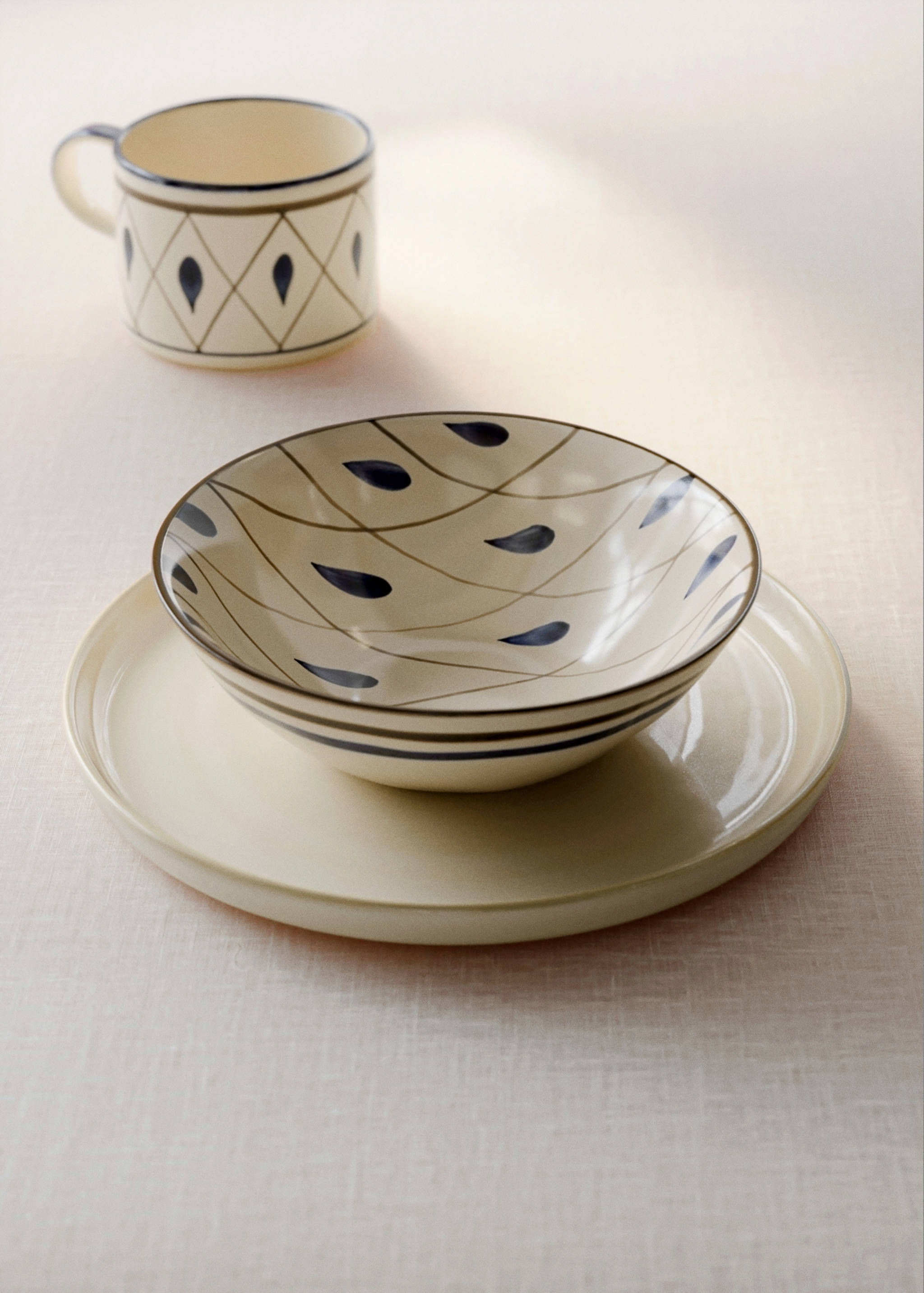 Decorative droplet stoneware bowl - General plane